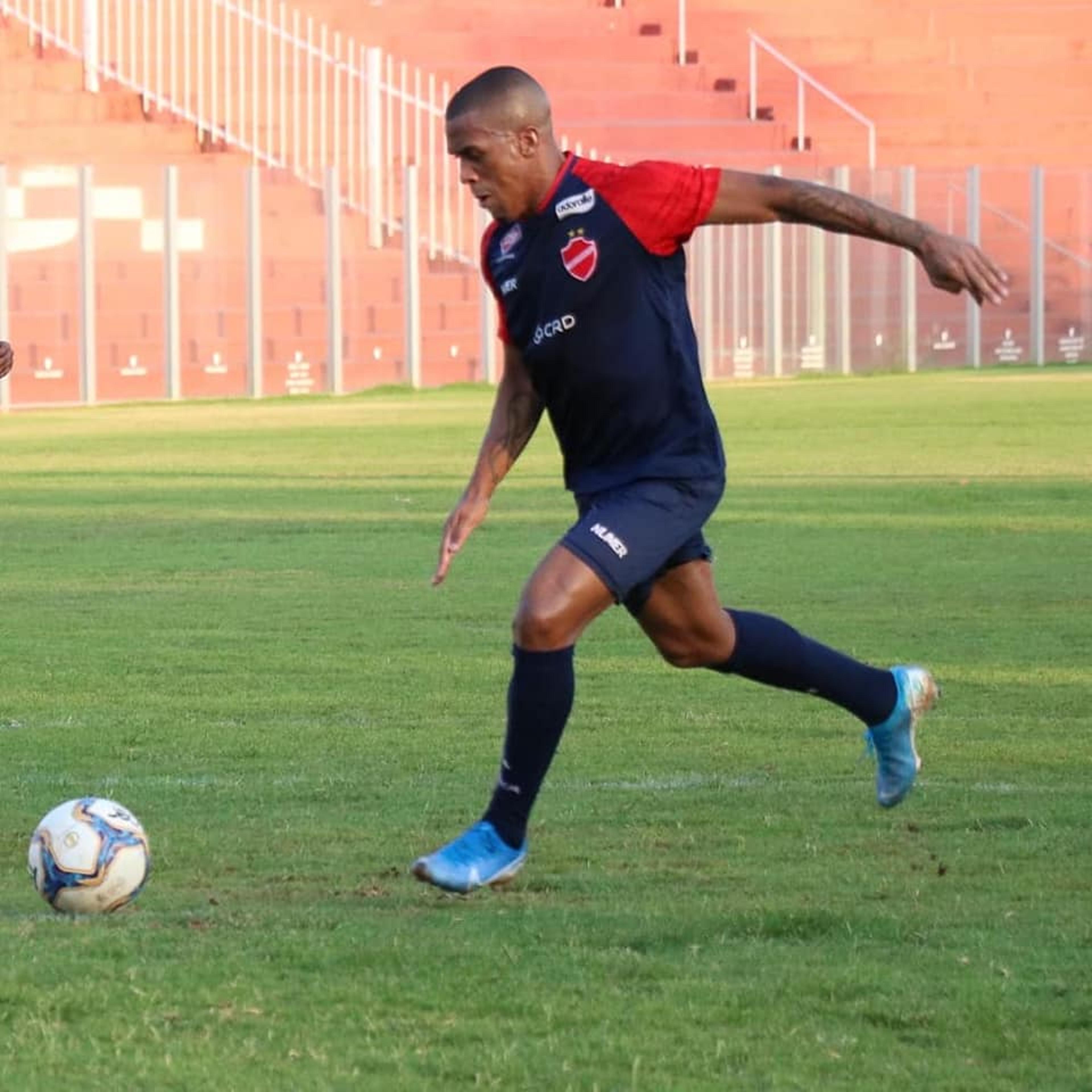 Mailson comemora vitória do Vila Nova-GO e espera reação na Série B