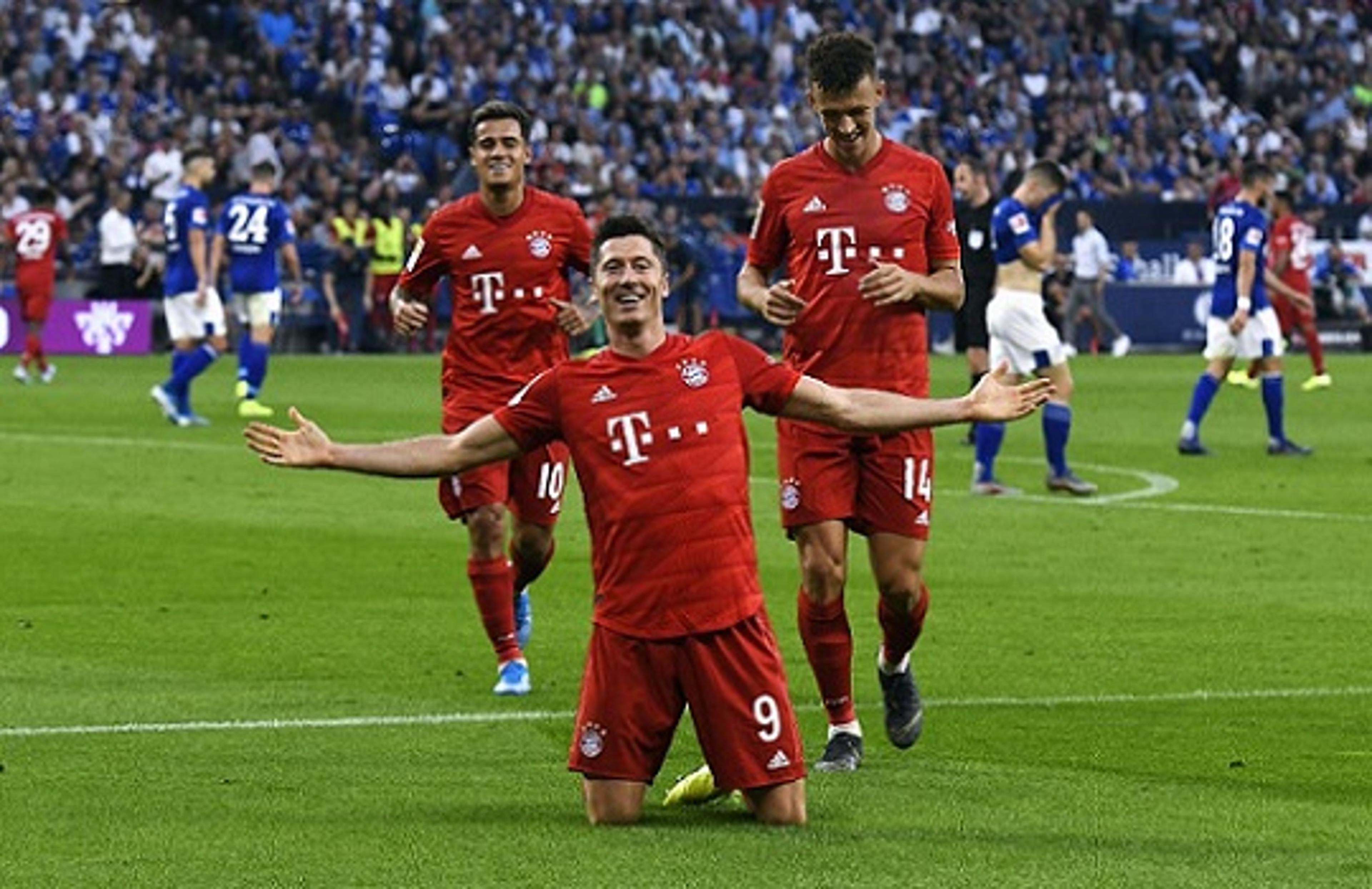 Em estreia de Coutinho, Lewa faz hat-trick e Bayern vence Schalke