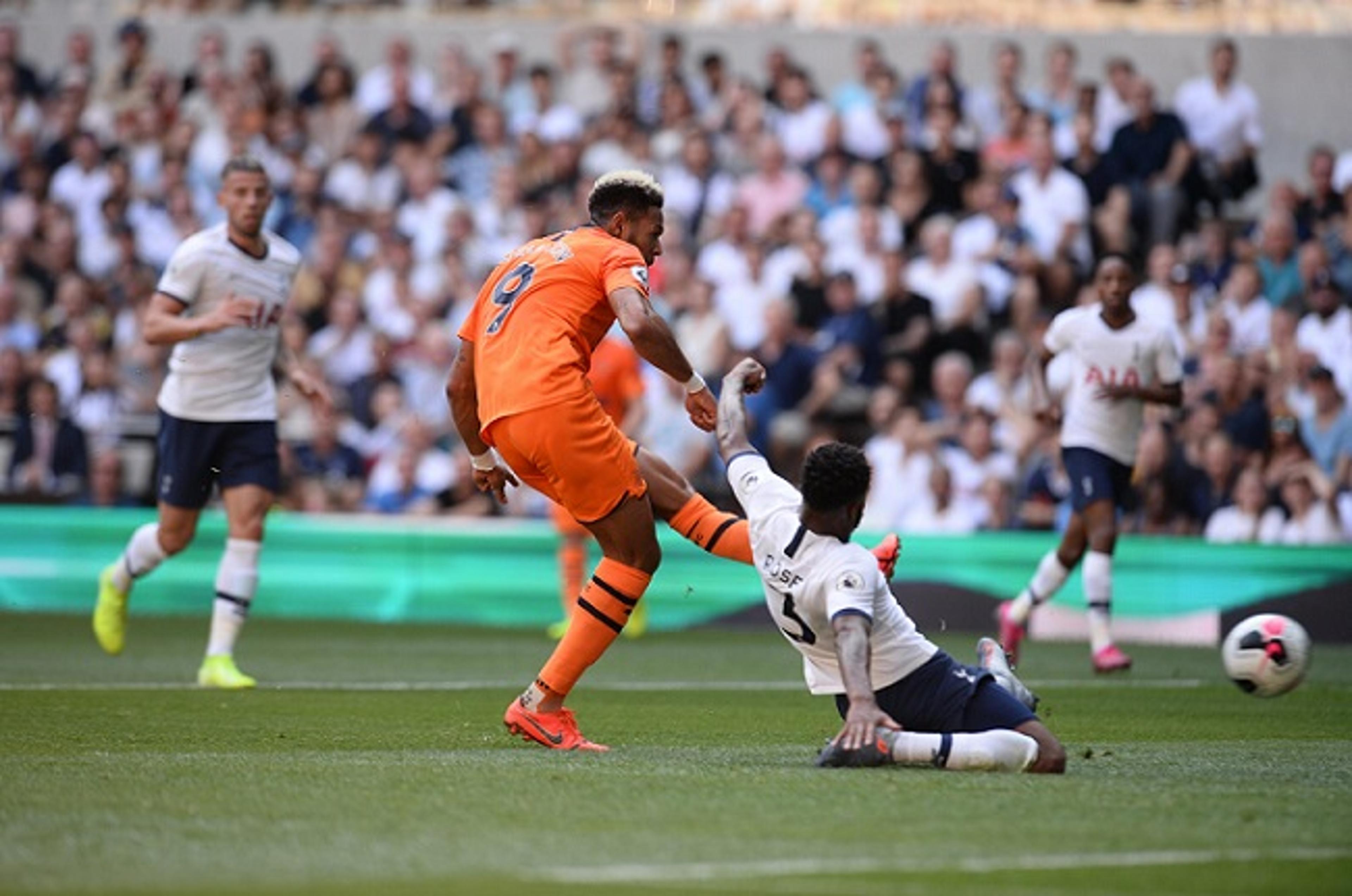 Com gol de Joelinton, Newcastle surpreende e vence Tottenham