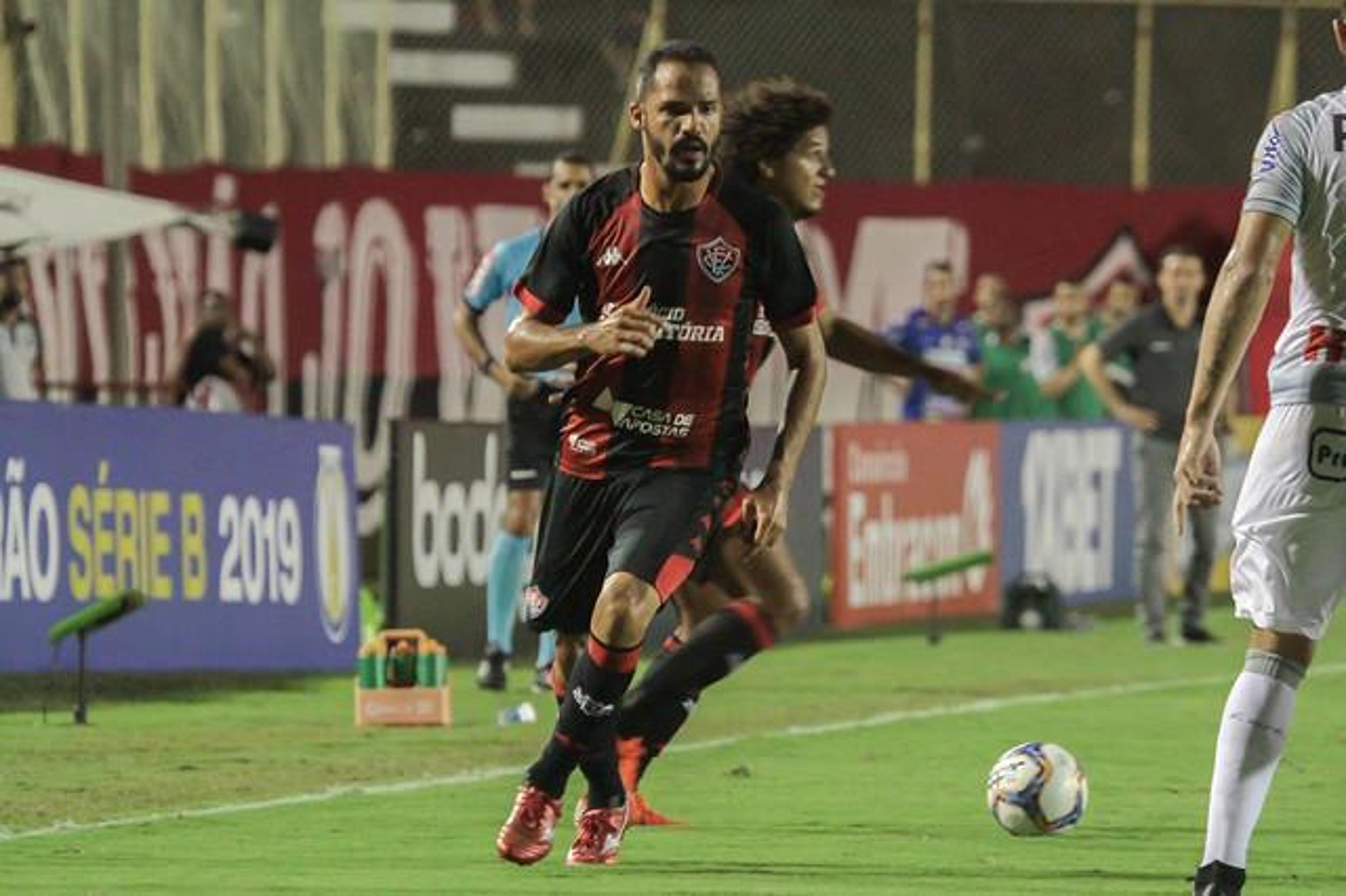 Anselmo Ramon pede atenção do Vitória diante do Guarani