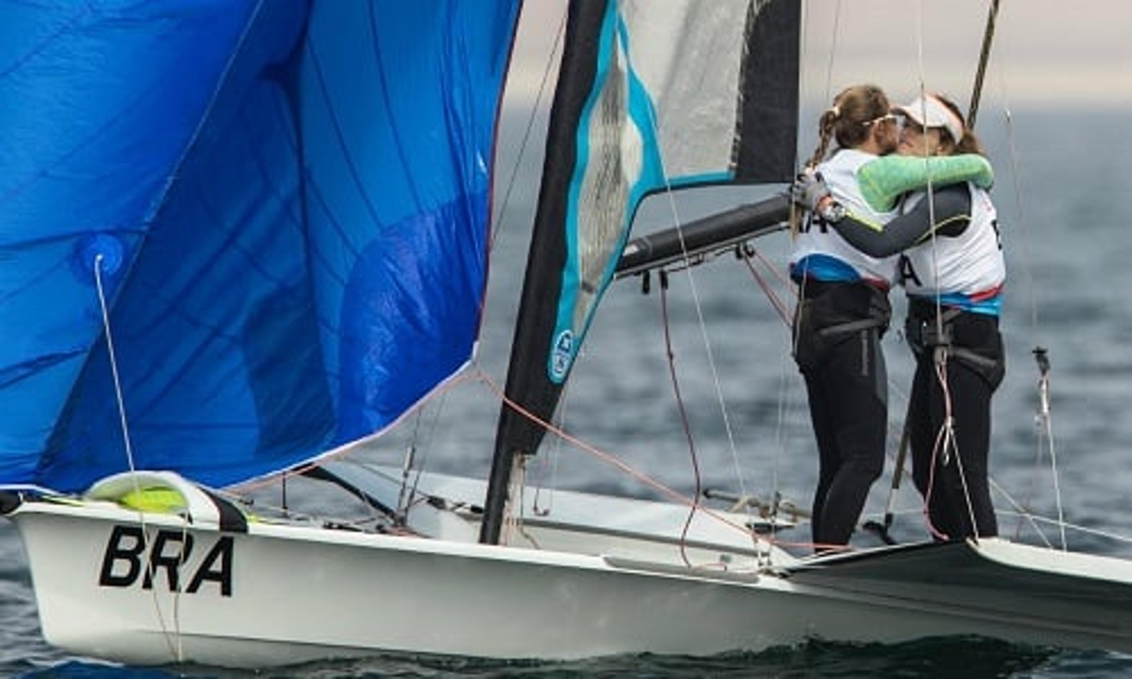 Vela: Martine Grael e Kahena Kunze vencem terceira regata de 49er FX e ocupam a terceira colocação geral