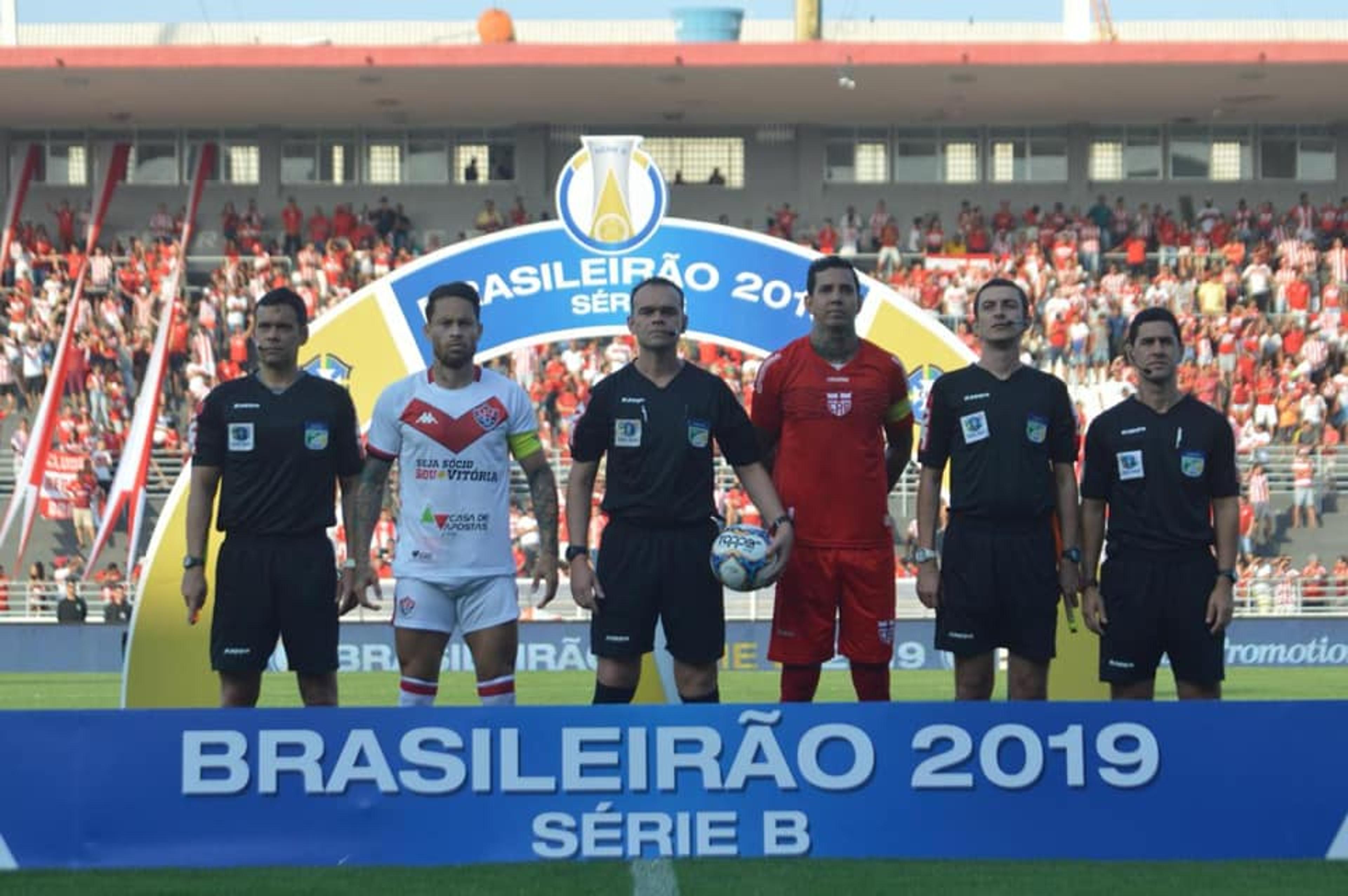 Precisando ganhar na reta final da Série B, Vitória e CRB se enfrentam no Barradão