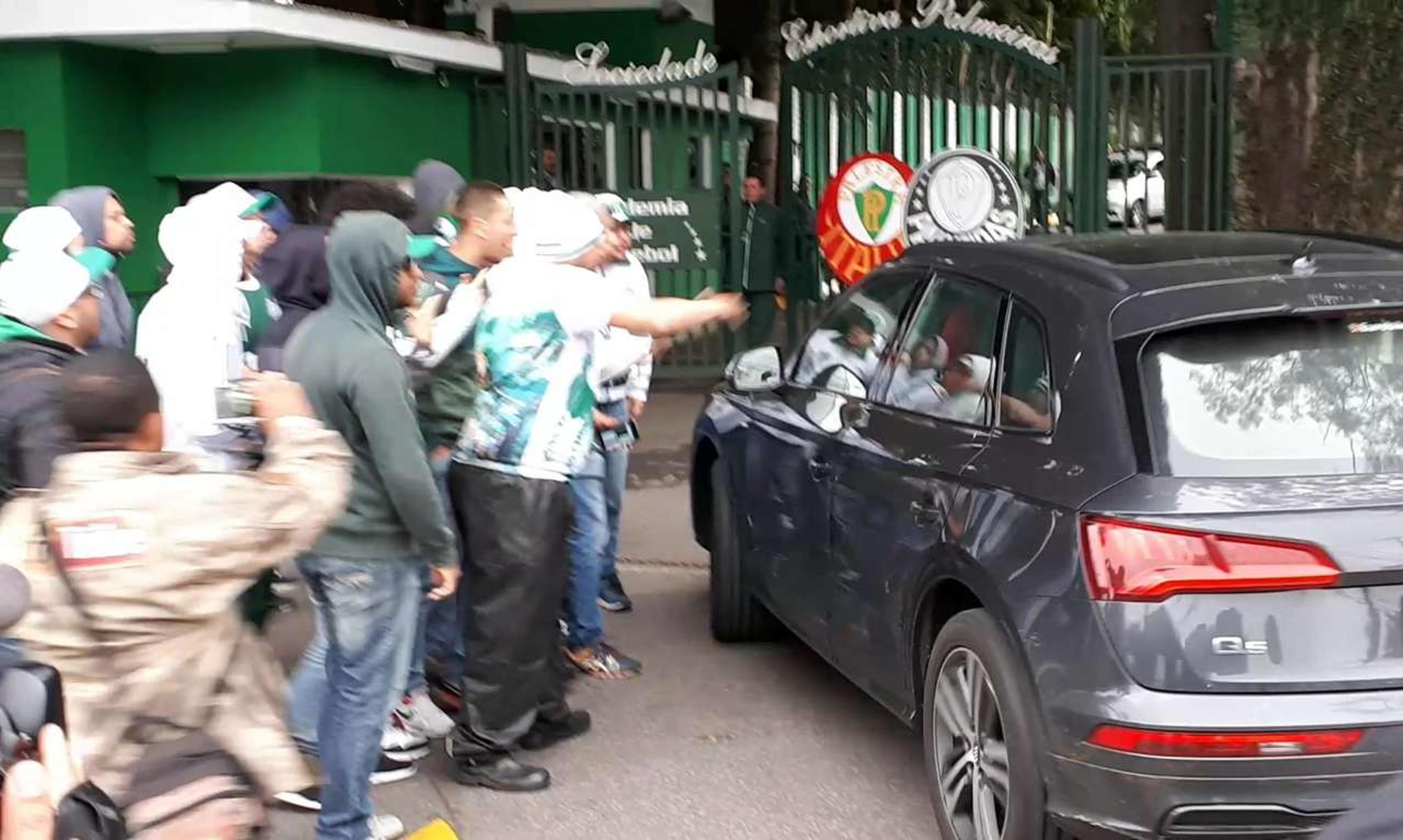 Torcida cobra Mattos e pressiona jogadores em frente a CT do Verdão