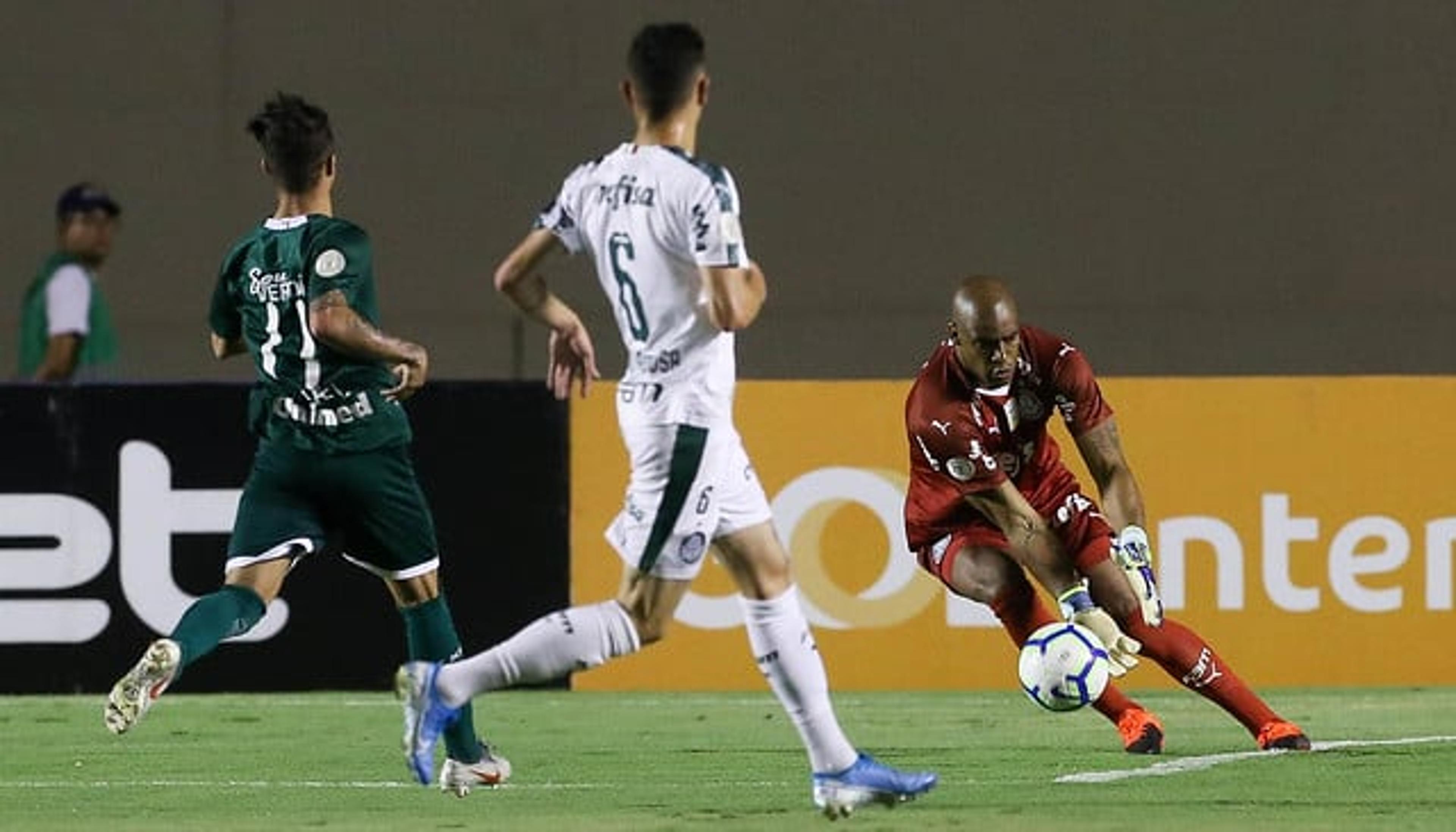 Jailson celebra defesa em primeiro jogo no Verdão após quatro meses