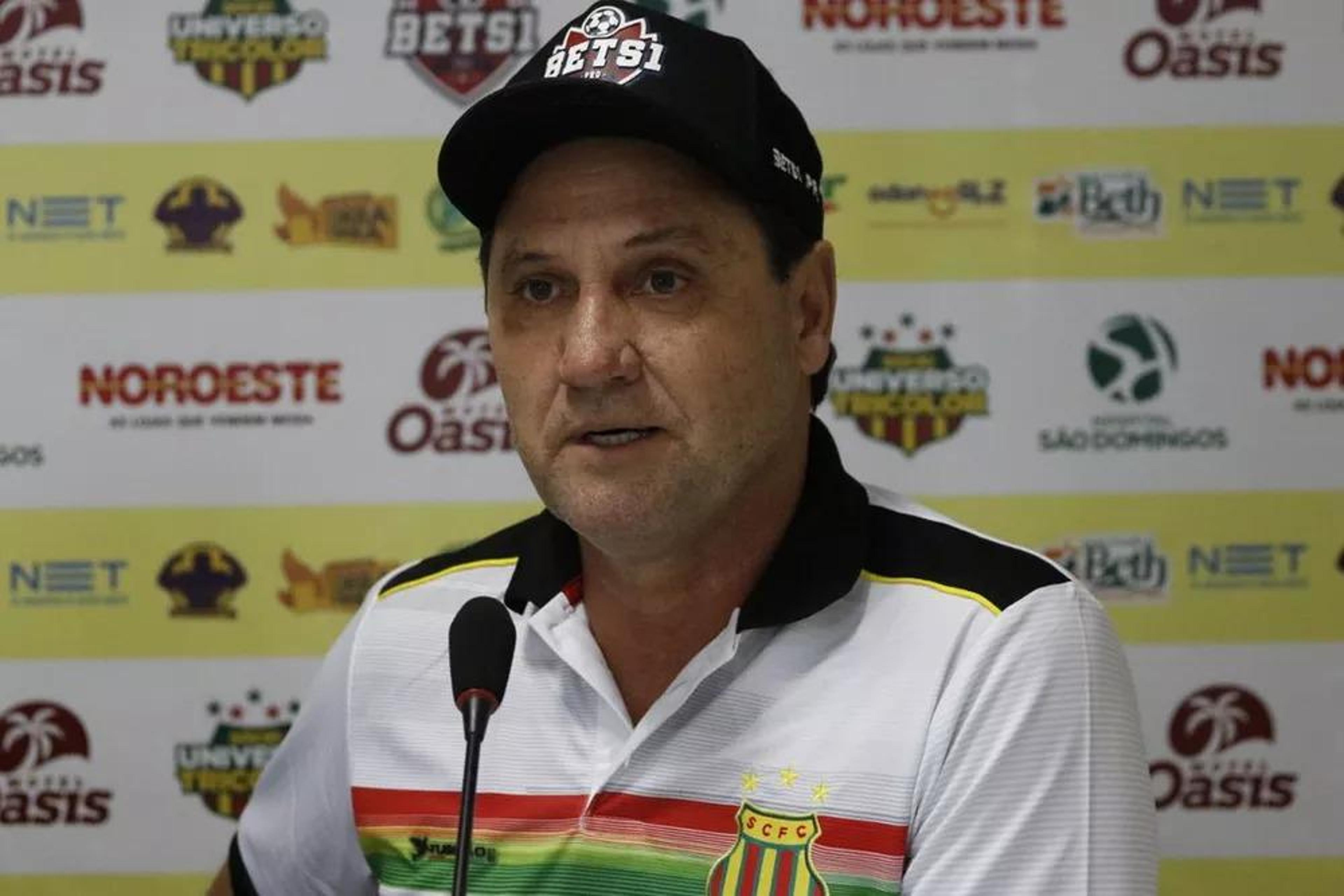 João Brigatti, técnico do Sampaio Corrêa, comemora acesso à Série B