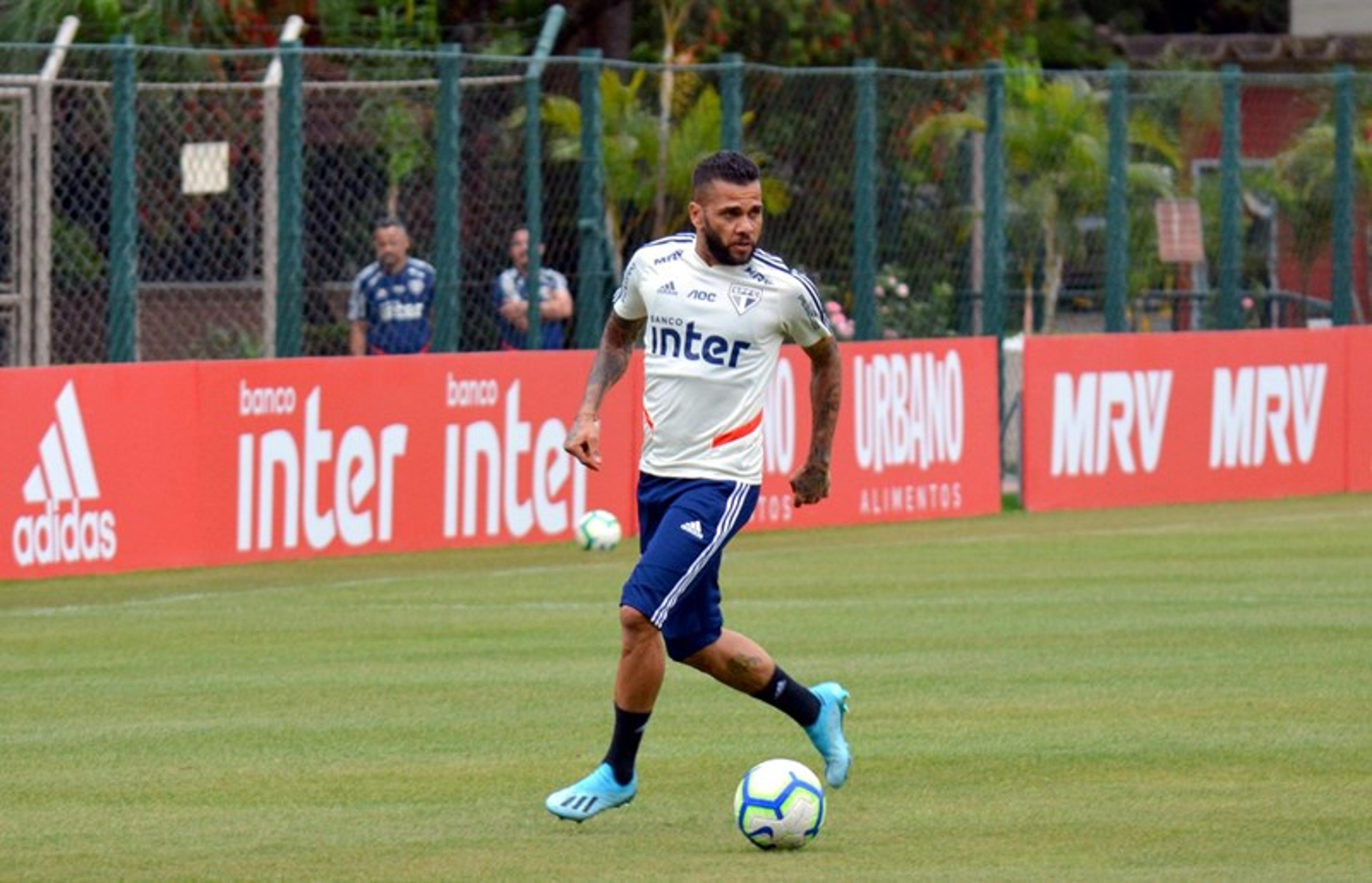 Daniel Alves vai a campo em treinamento fechado do São Paulo