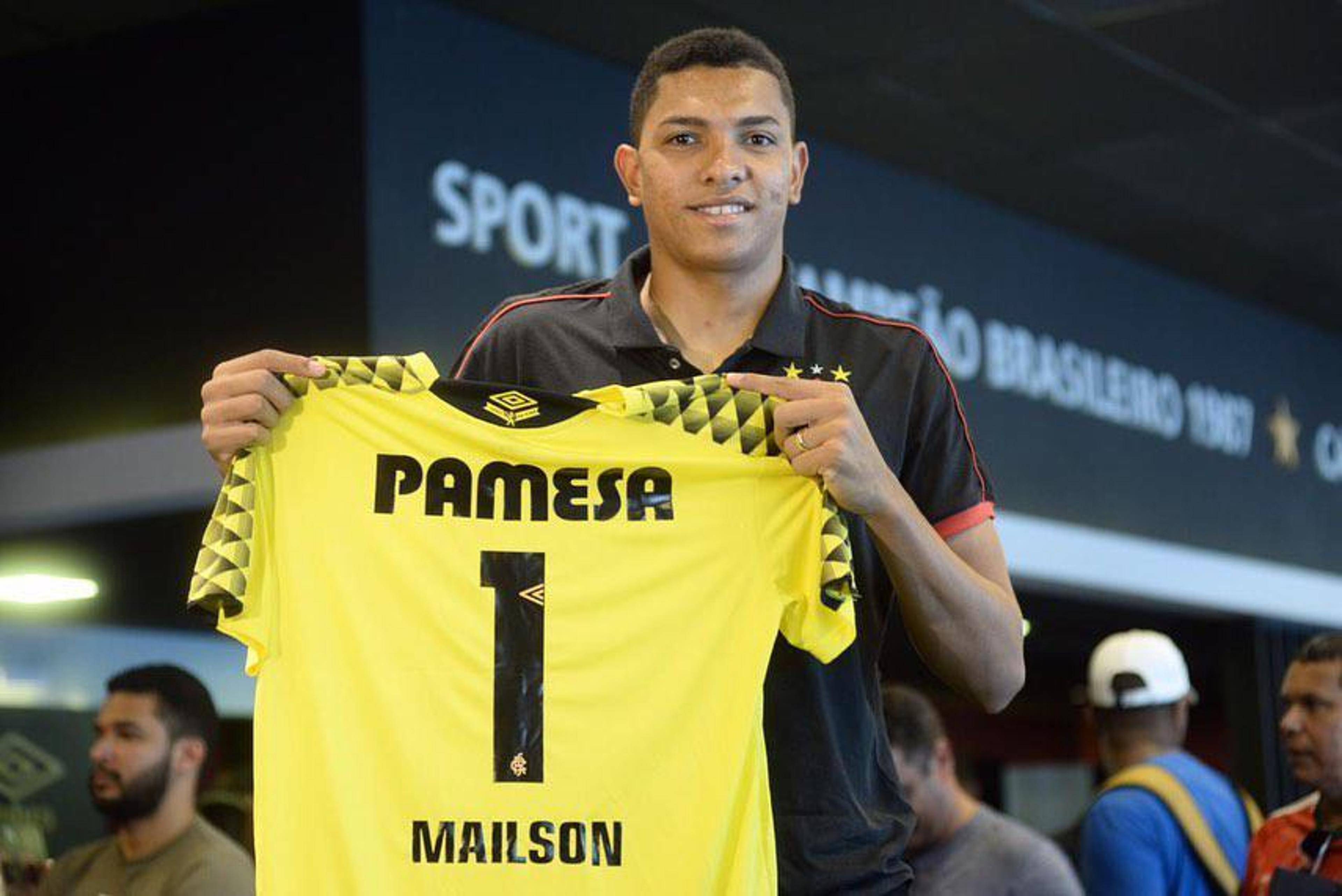 Com contrato renovado, goleiro Mailson recebe camisa 1 de Magrão