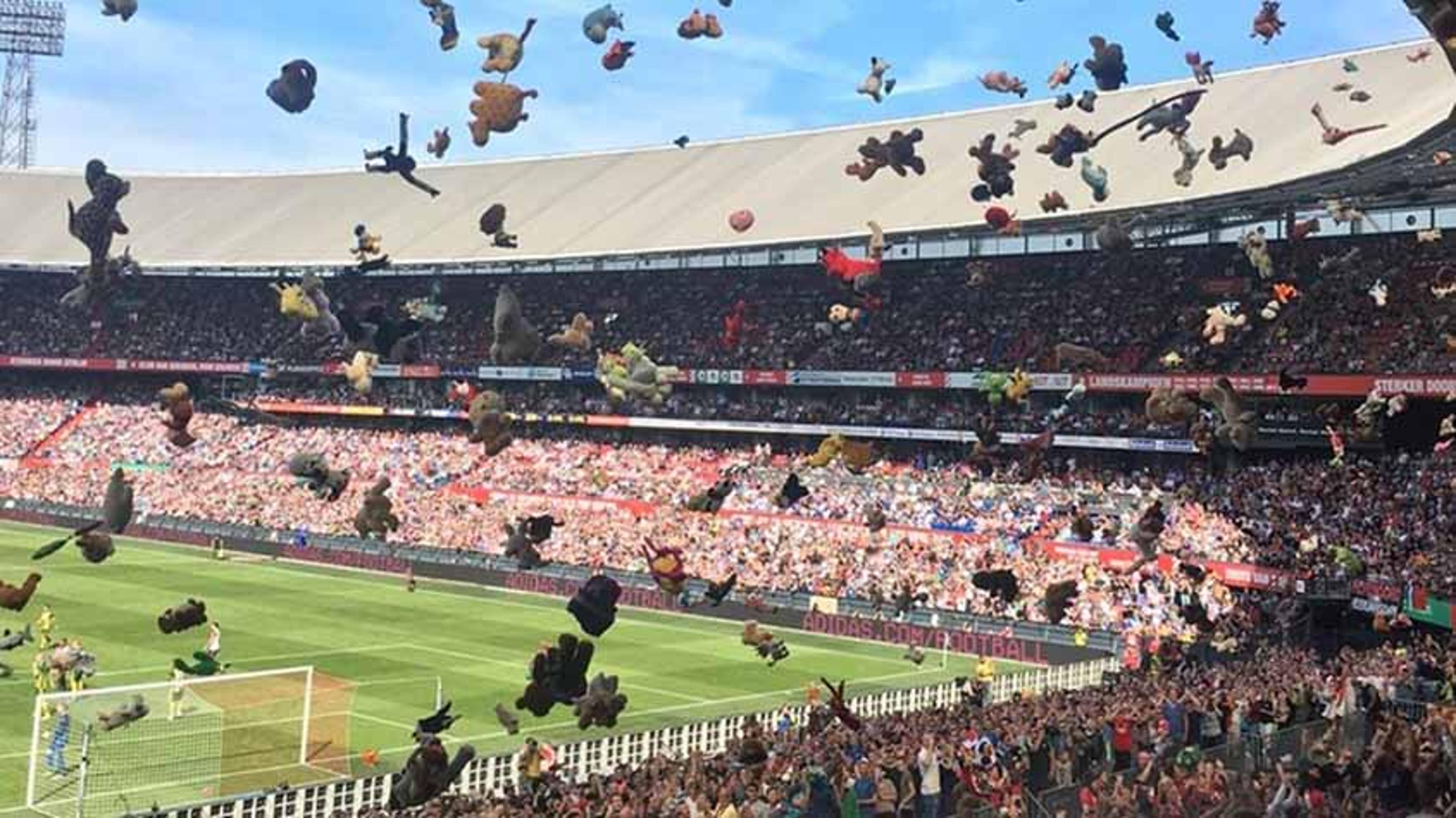 Torcedores de time holandês distribuem bichos de pelúcia para torcida adversária