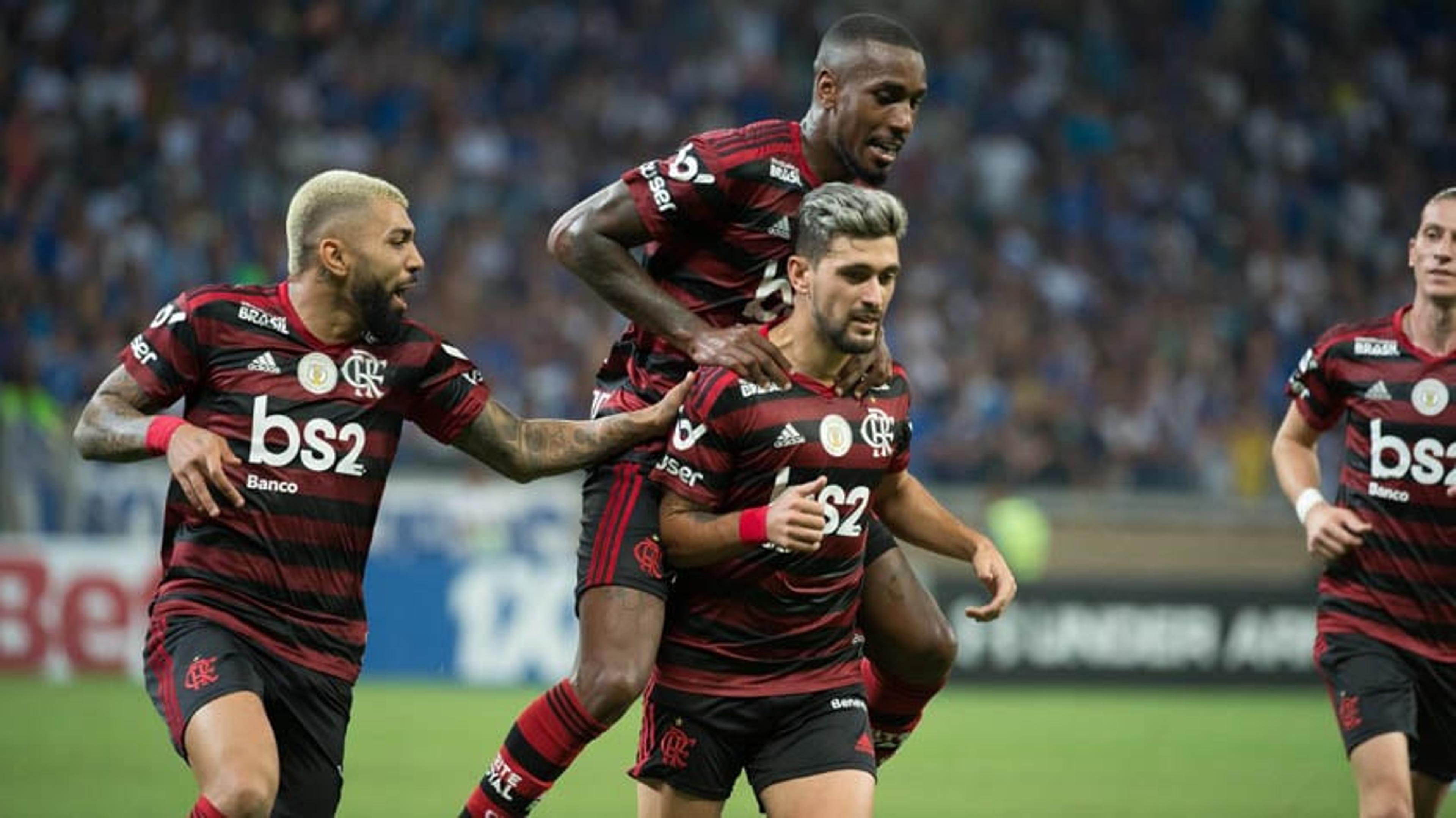 Torcedores do Flamengo provocam Cruzeiro após gol de Arrascaeta