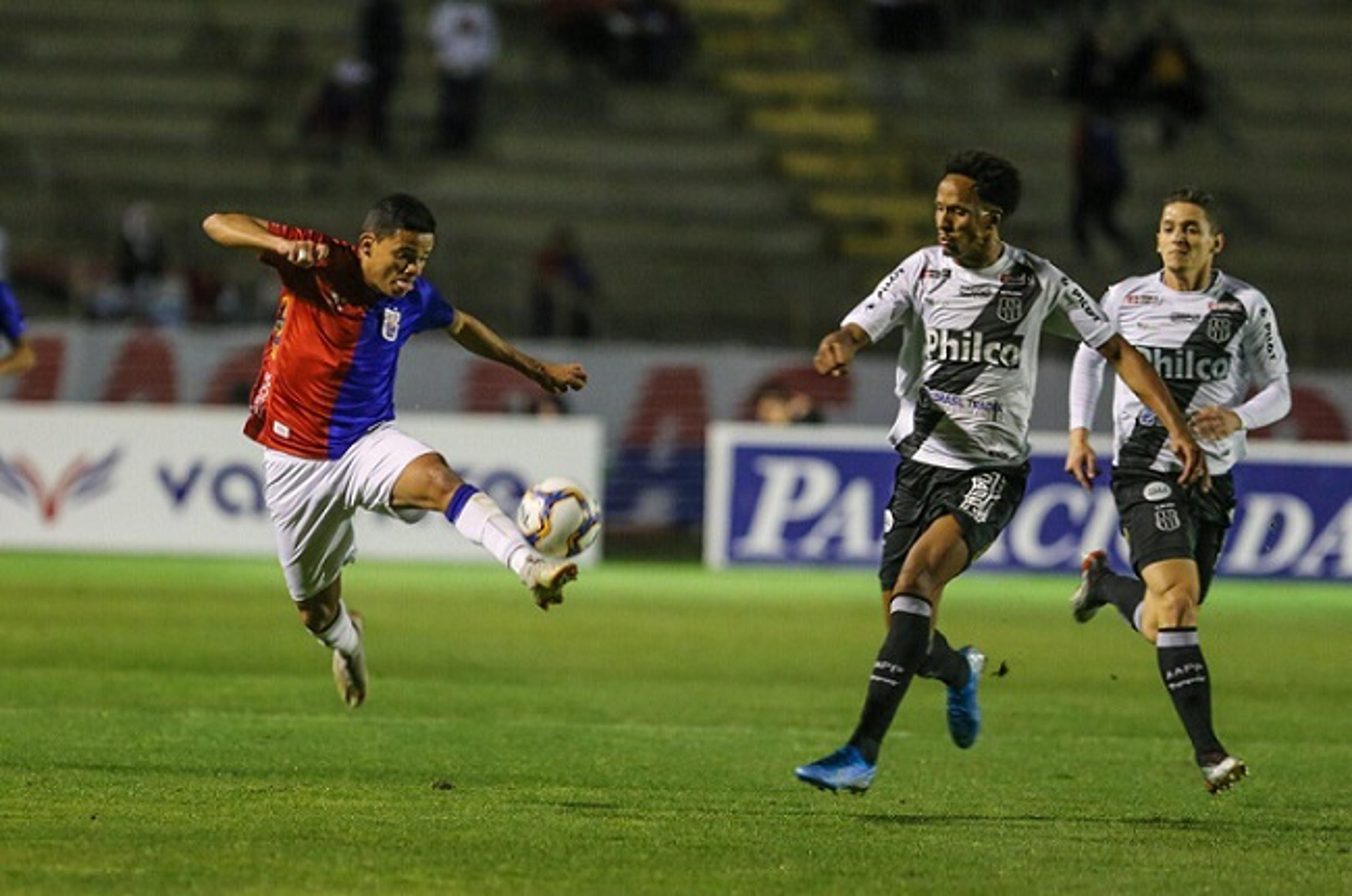 Ponte Preta e Paraná, no duelo por G4 e Z4, se enfrentam em Campinas