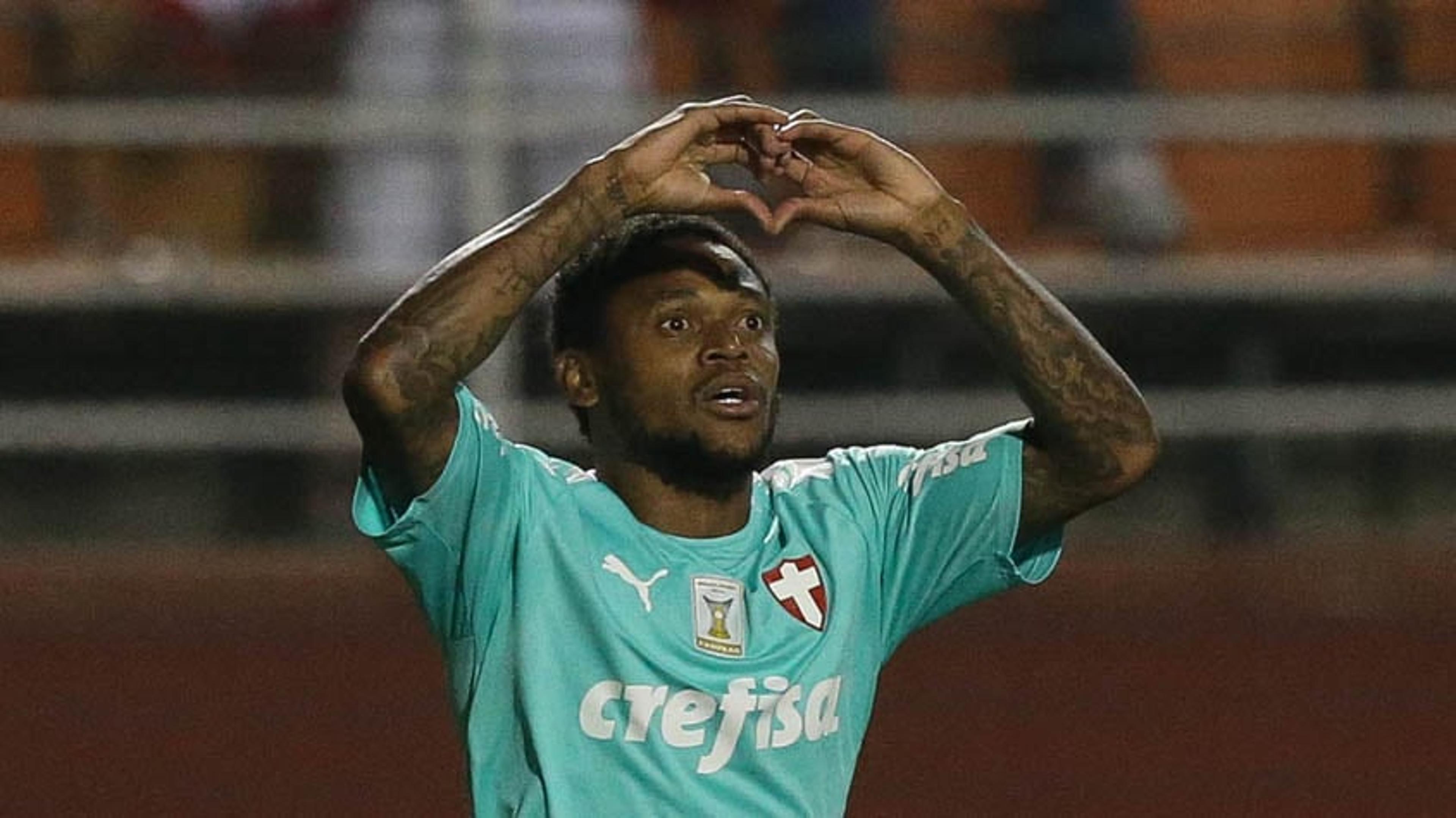 Seis gols em 12 finalizações: os números de Luiz Adriano no Verdão