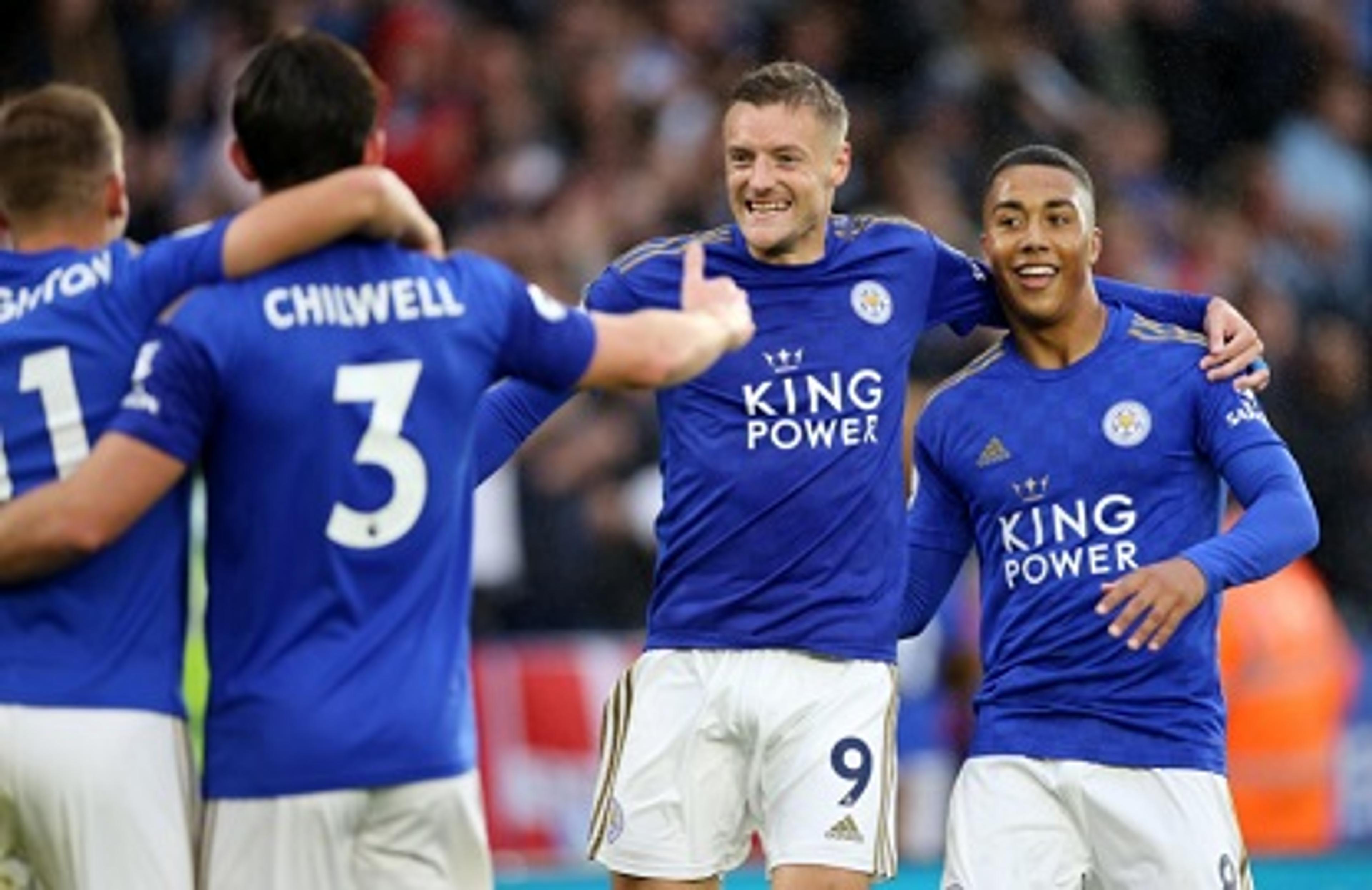 Vardy faz dois, Leicester goleia e assume terceiro lugar do Inglês