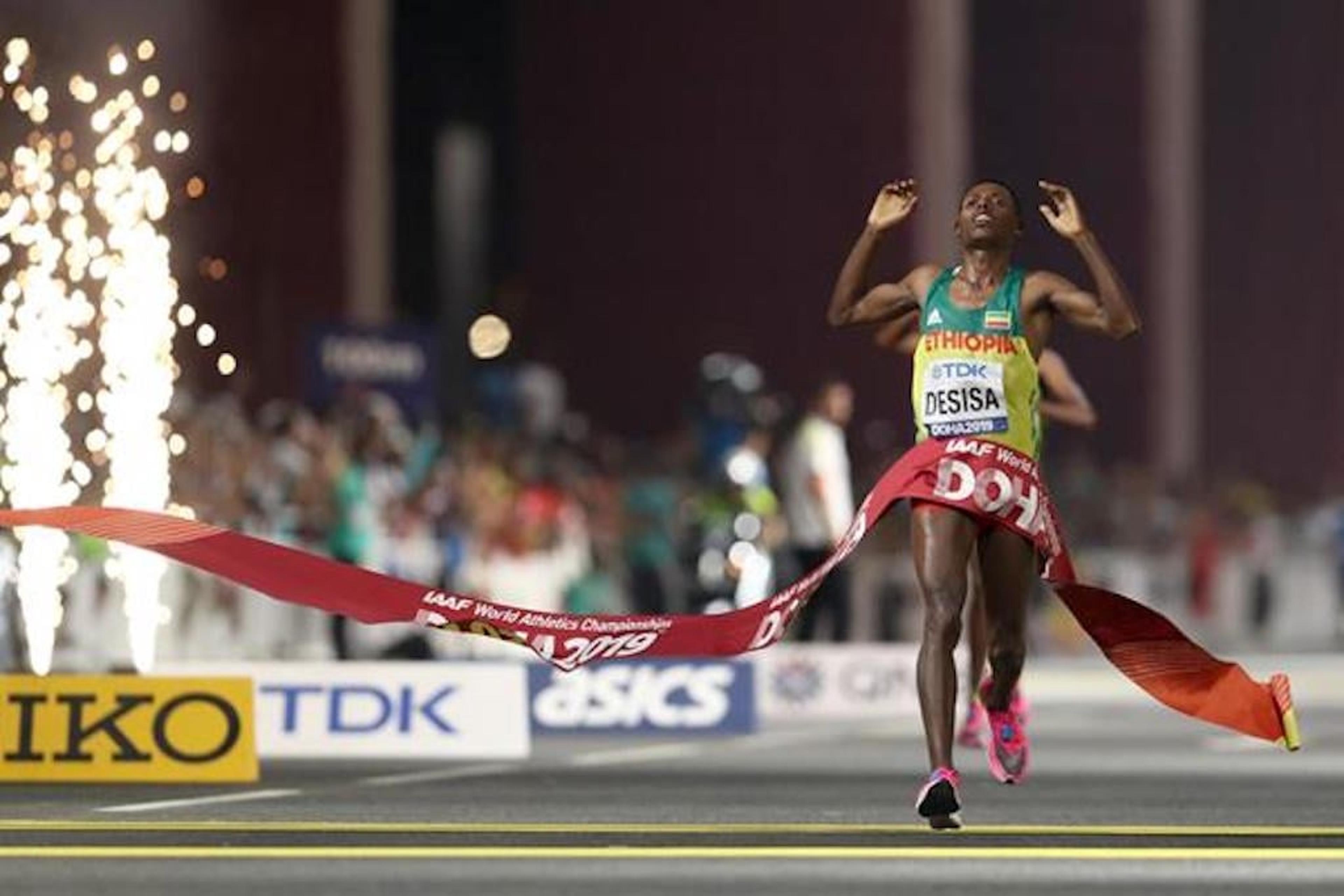 Com sprint incrível no fim, Lelisa Desisa é campeão da maratona do Mundial de Atletismo, em Doha