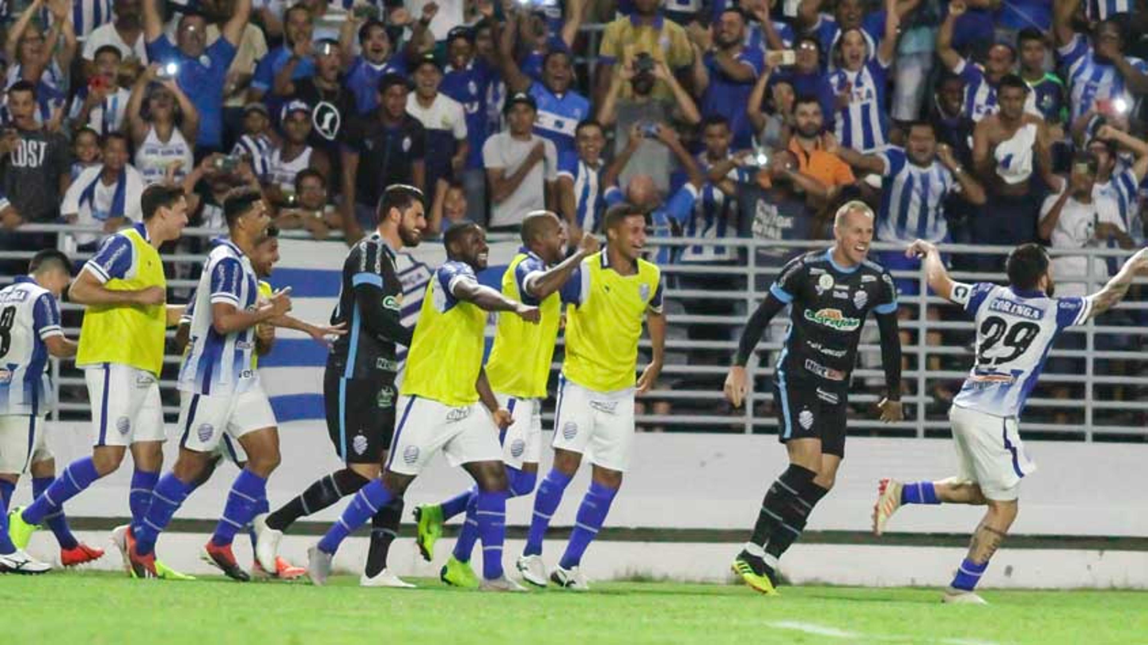 Jonatan Gomez vibra com gol em jogo que tirou o CSA do Z4