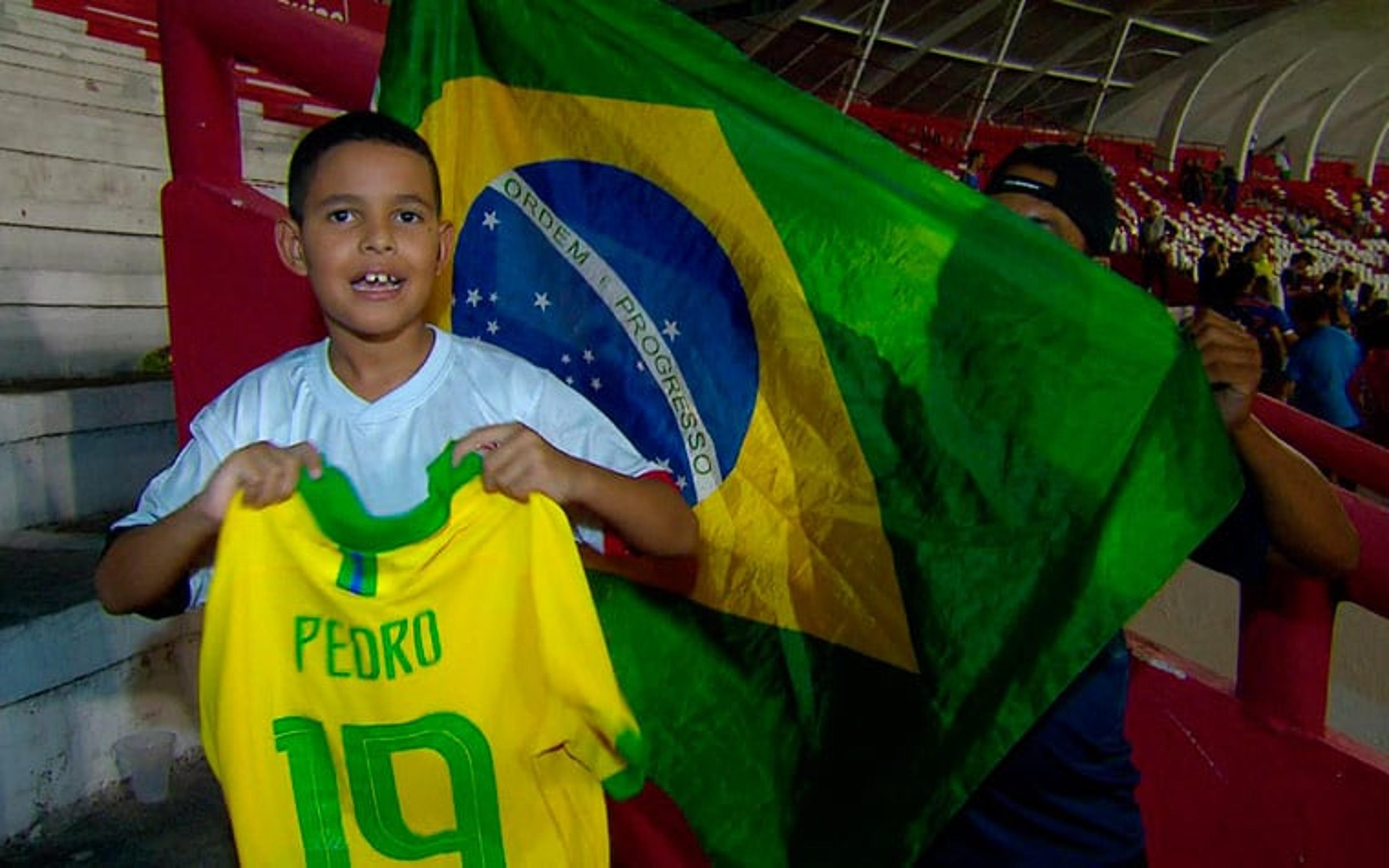 Pedro dá camisa para torcedor após amistoso, que brinca: ‘Está fedendo’