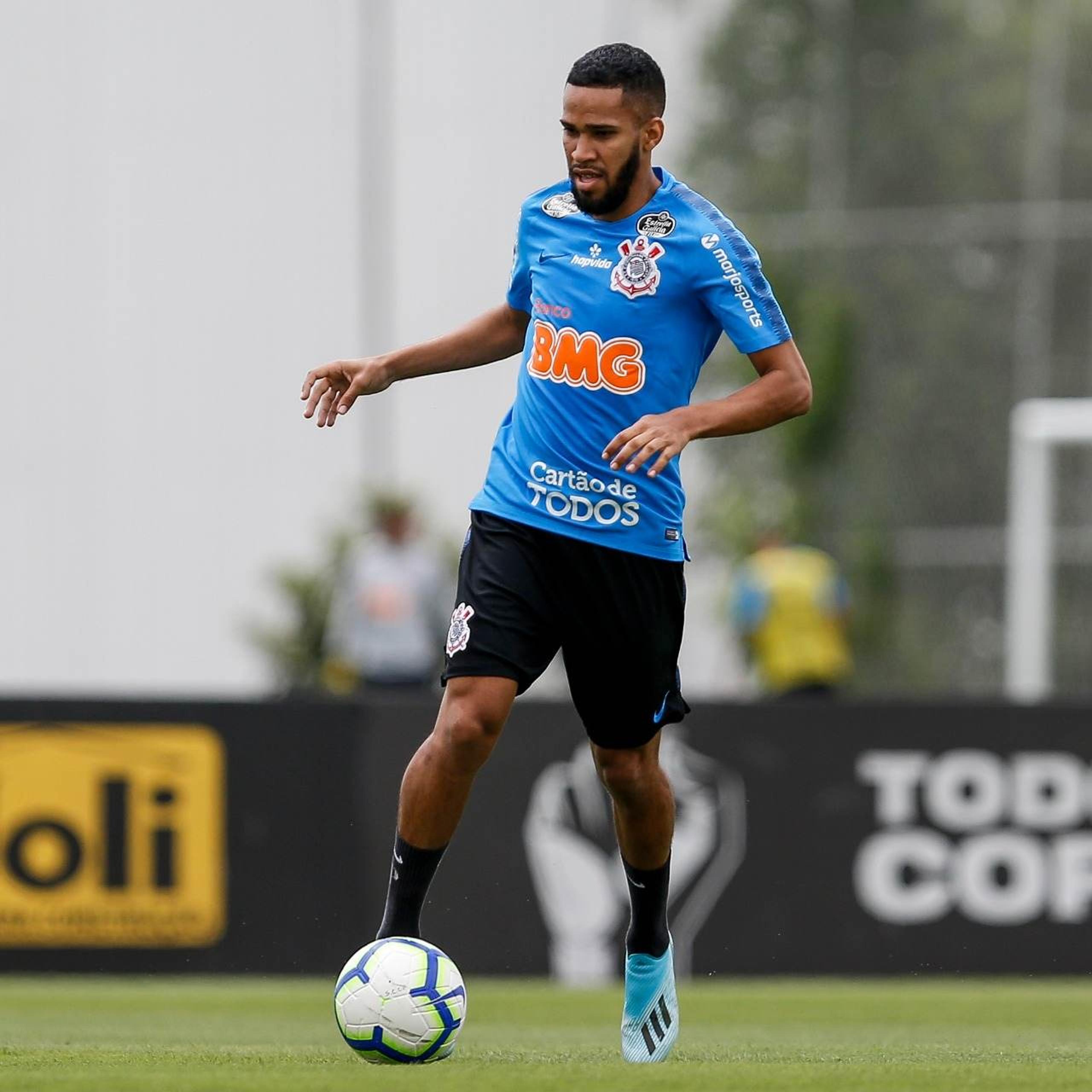 Everaldo é reintegrado ao elenco e treina com bola no Corinthians