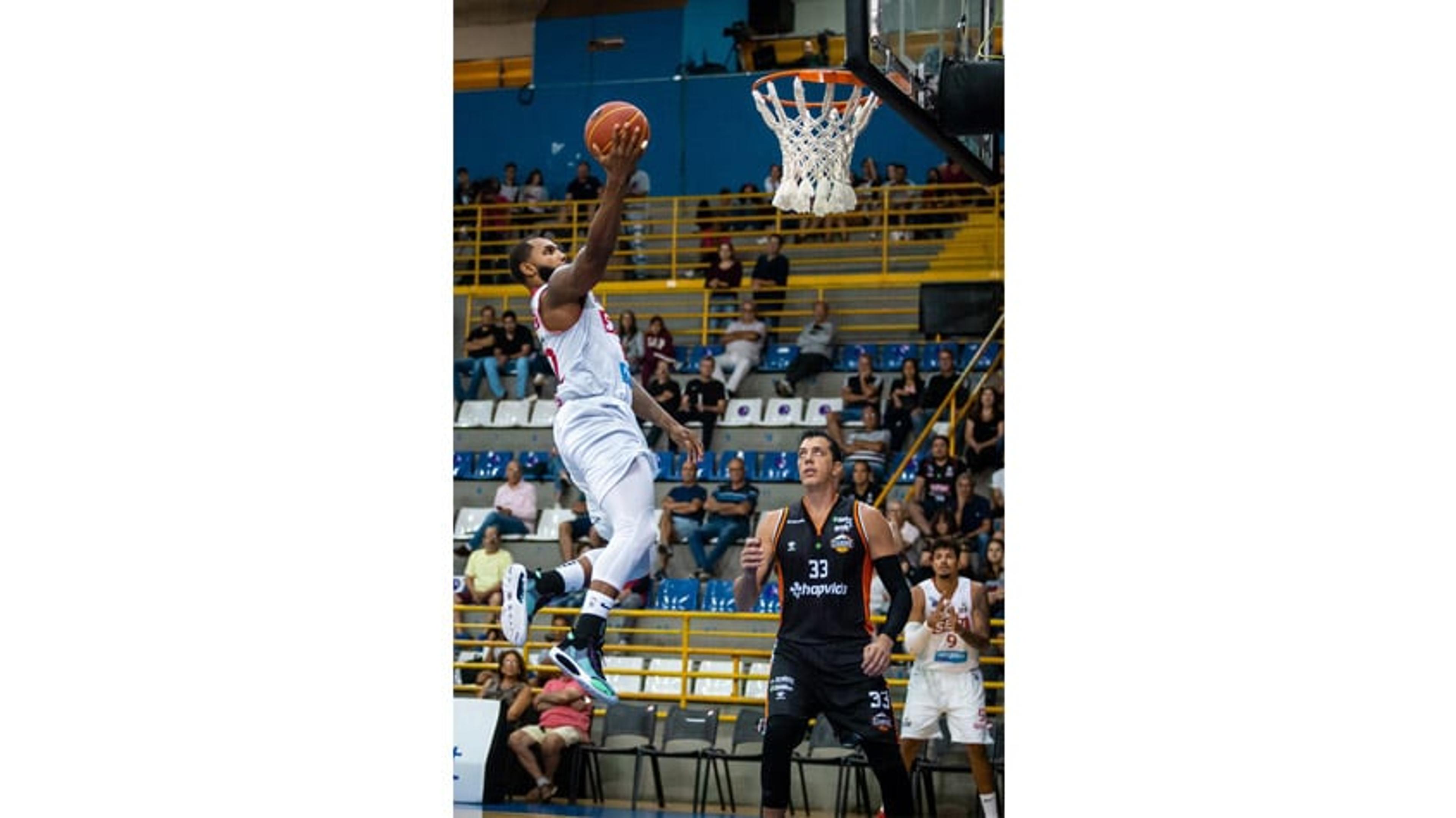 Franca vira, vence Basquete Cearense e mantém liderança do NBB