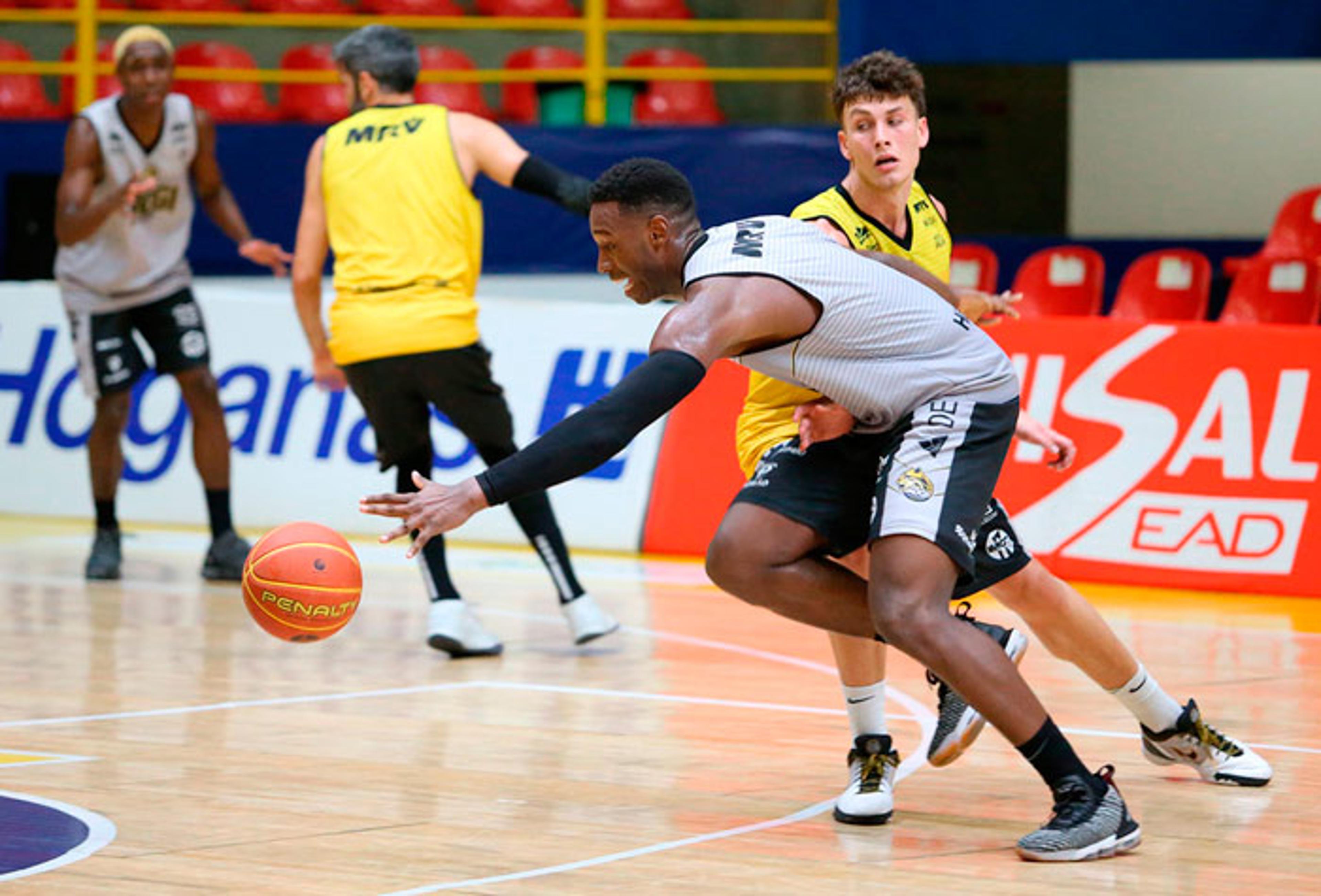 Mogi vence Pinheiros e assume liderança do NBB