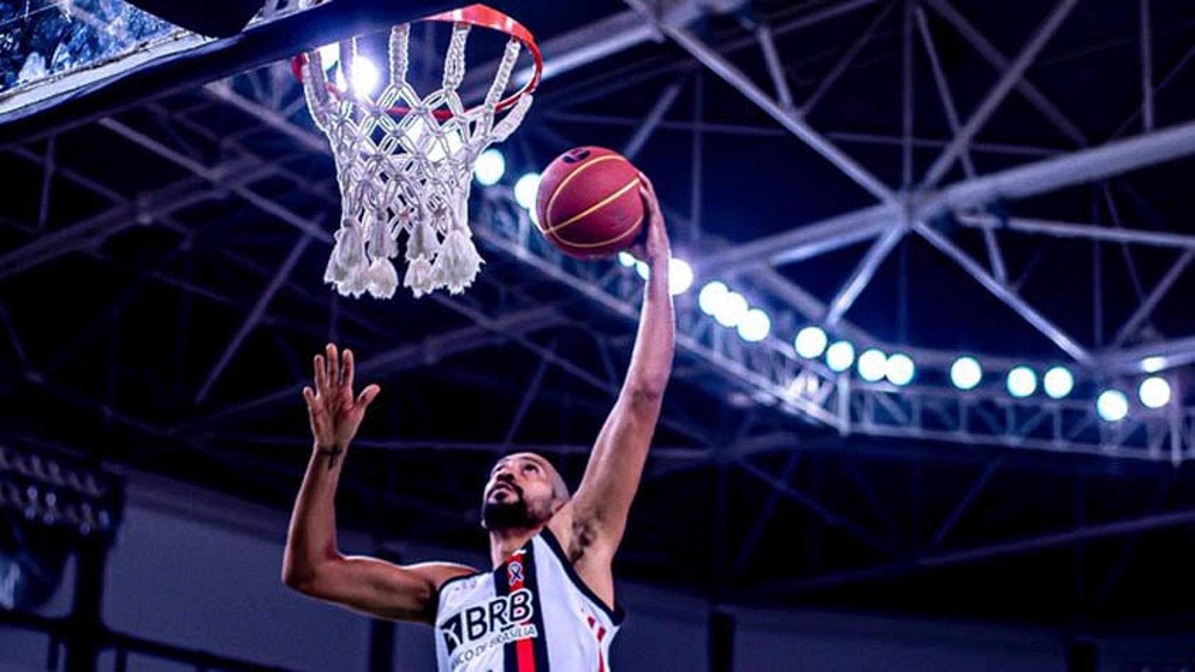 Marquinhos brilha e Flamengo domina Pato Basquete no NBB