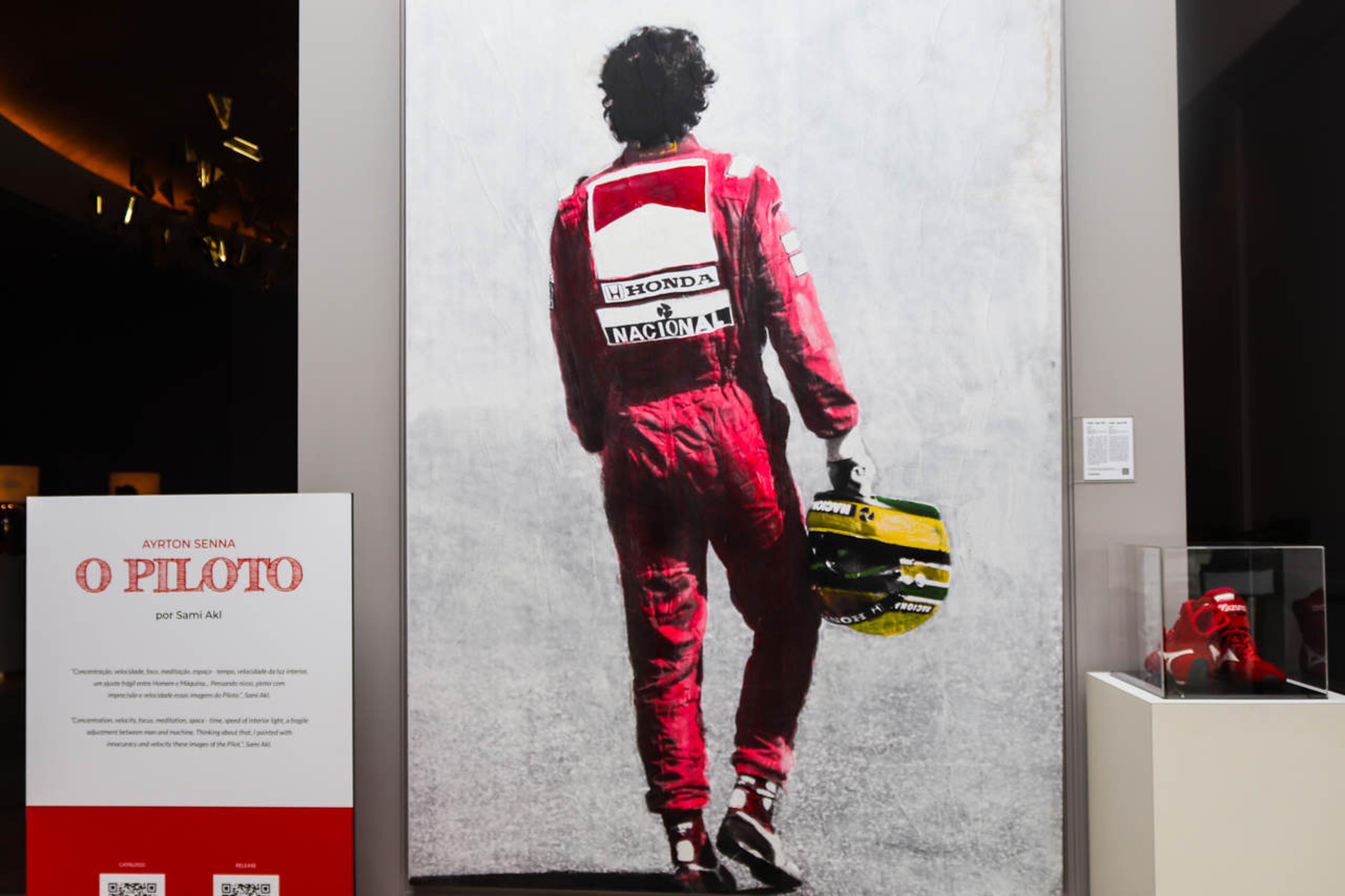 Exposição sobre Senna tem quadros e itens históricos da carreira do piloto