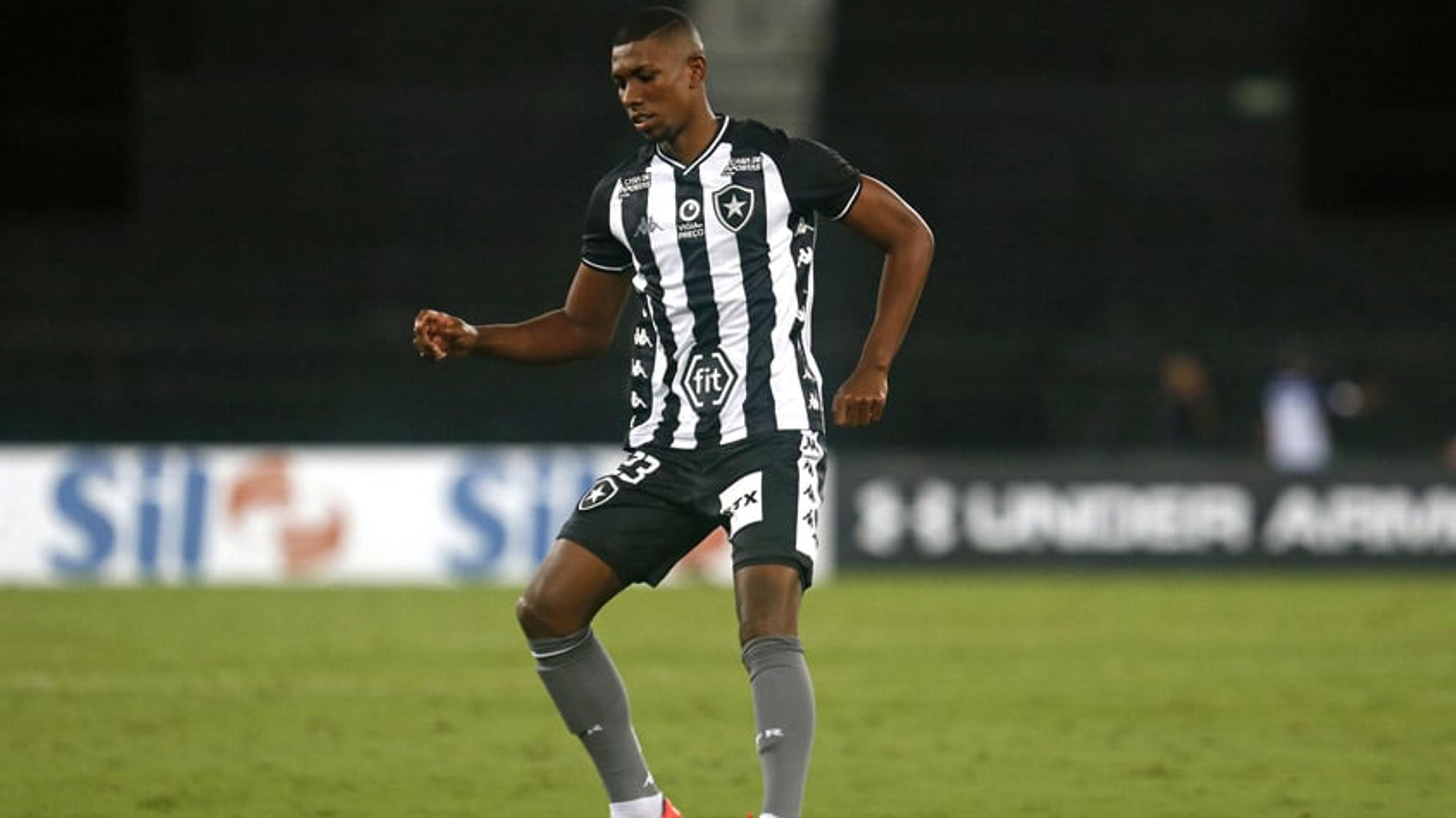 Botafogo aceita proposta do Cruz Azul por Kanu, mas exige gatilhos de produtividade para selar acordo