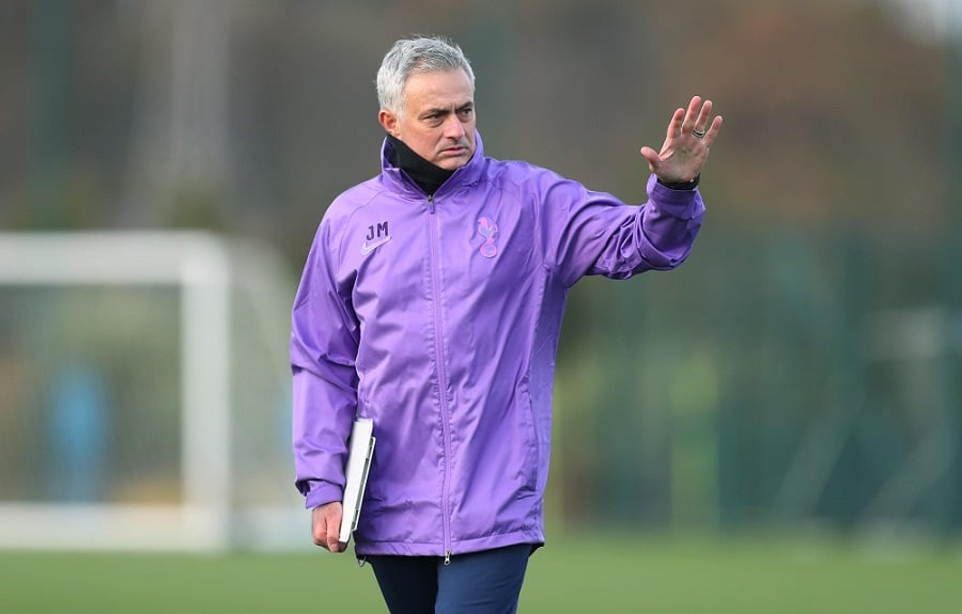 Em reunião da Associação de Treinadores, José Mourinho pede volta do futebol inglês