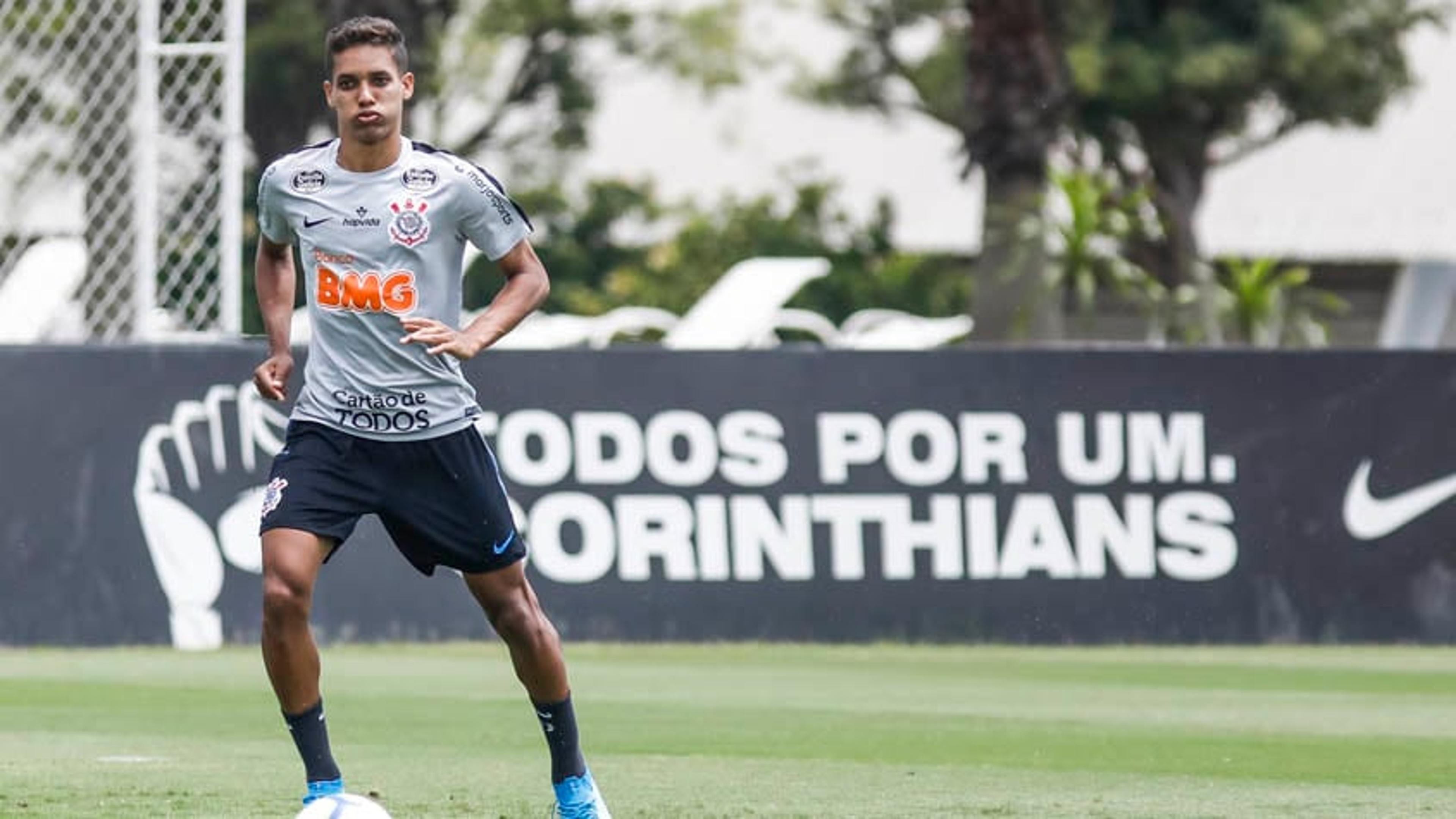 Pedrinho volta ao Corinthians e tenta vaga no time de Tiago Nunes