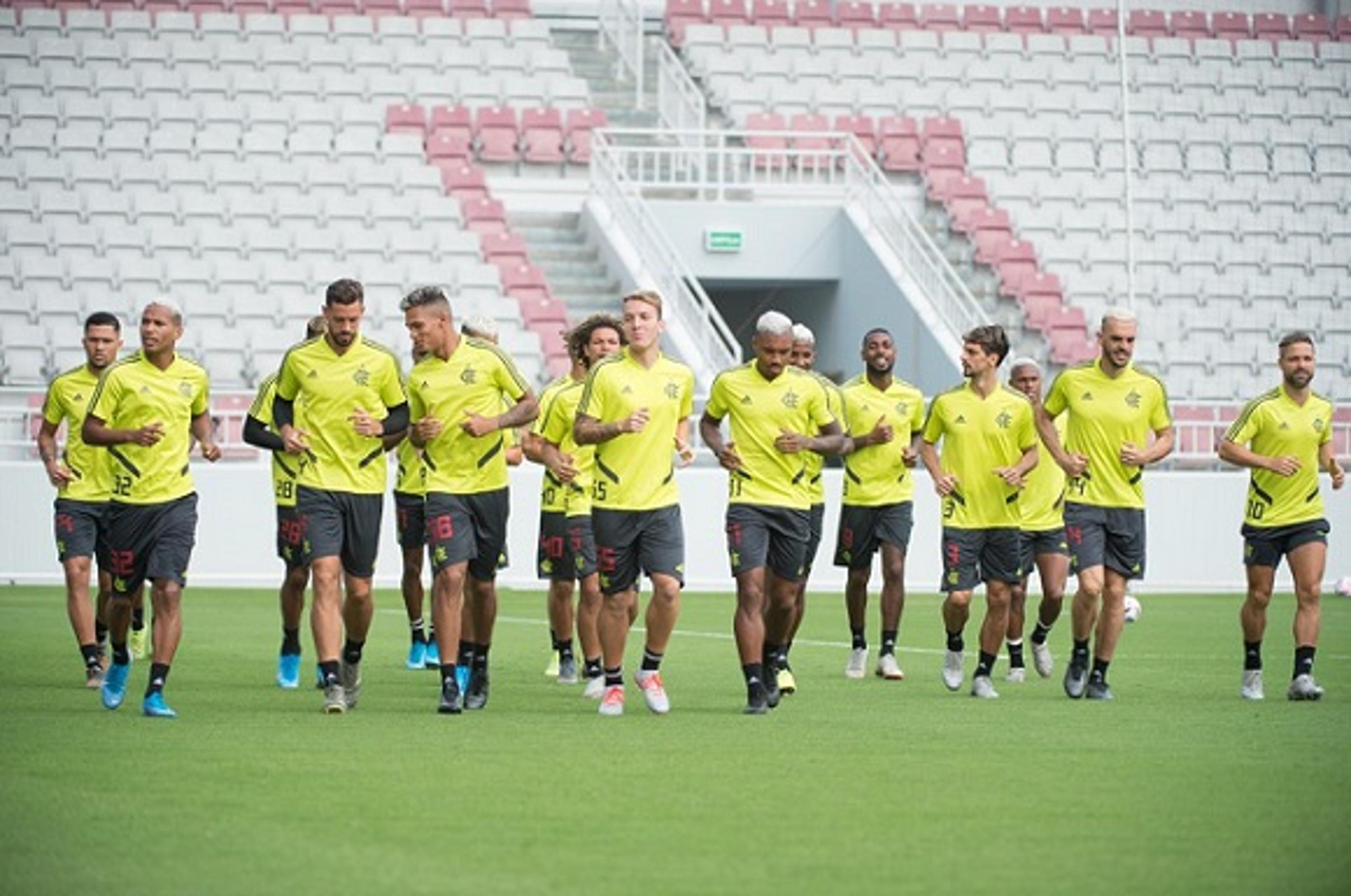 Sob os olhares de Leandro, Fla vai a campo e inicia preparação em Doha