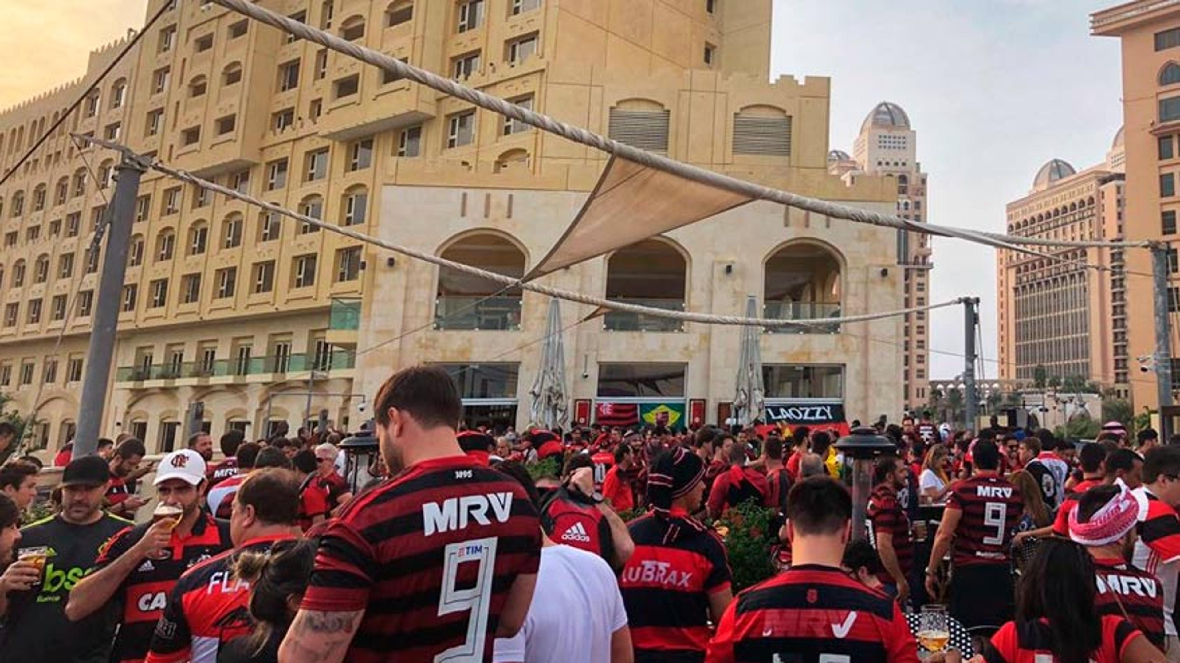 Concentração em bar, cerveja cara, discurso de Landim e festa na entrada: a ‘pré’ para a estreia do Fla