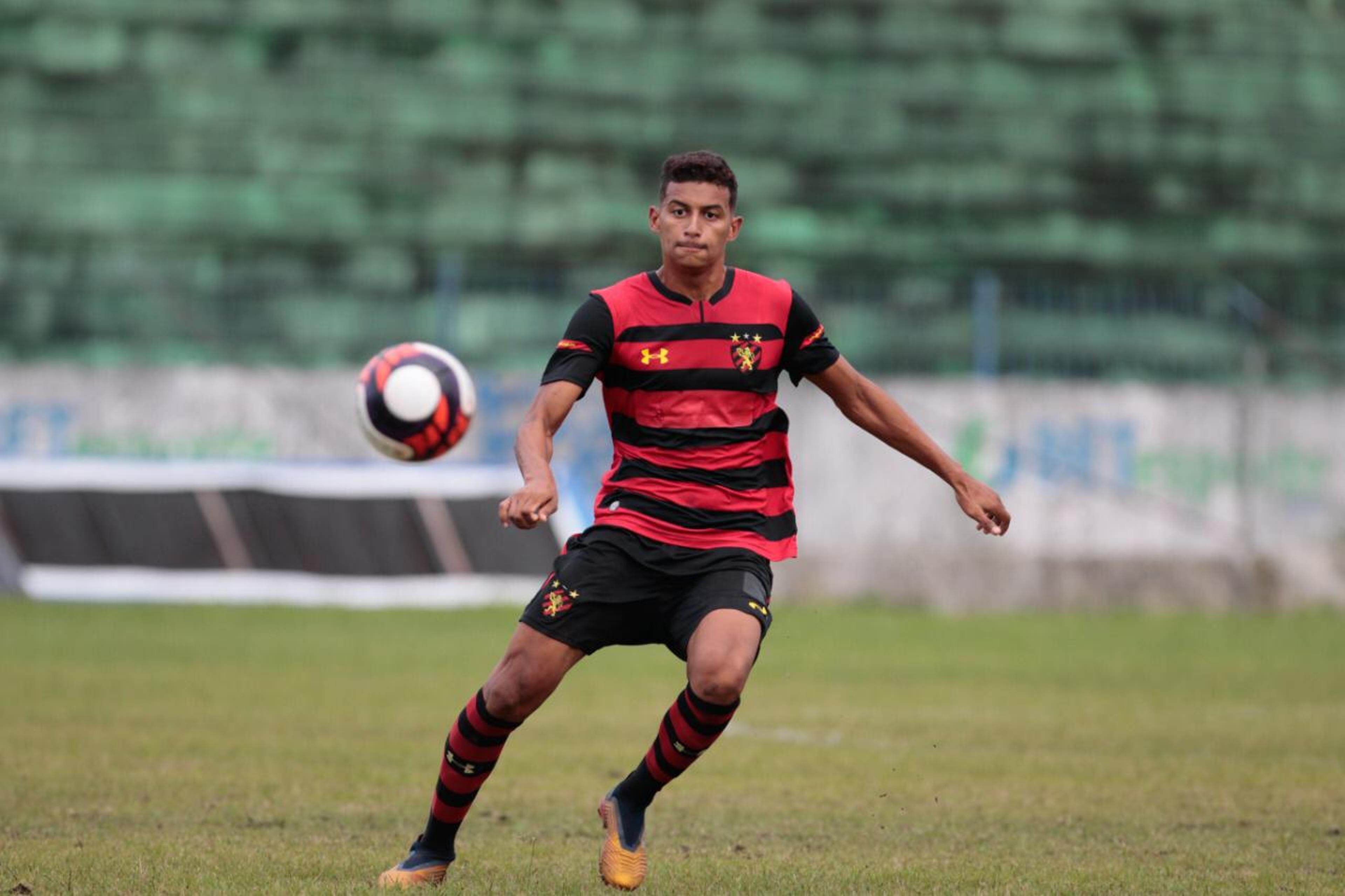 Treinando com o elenco principal do Sport, Douglas cita evolução e comemora