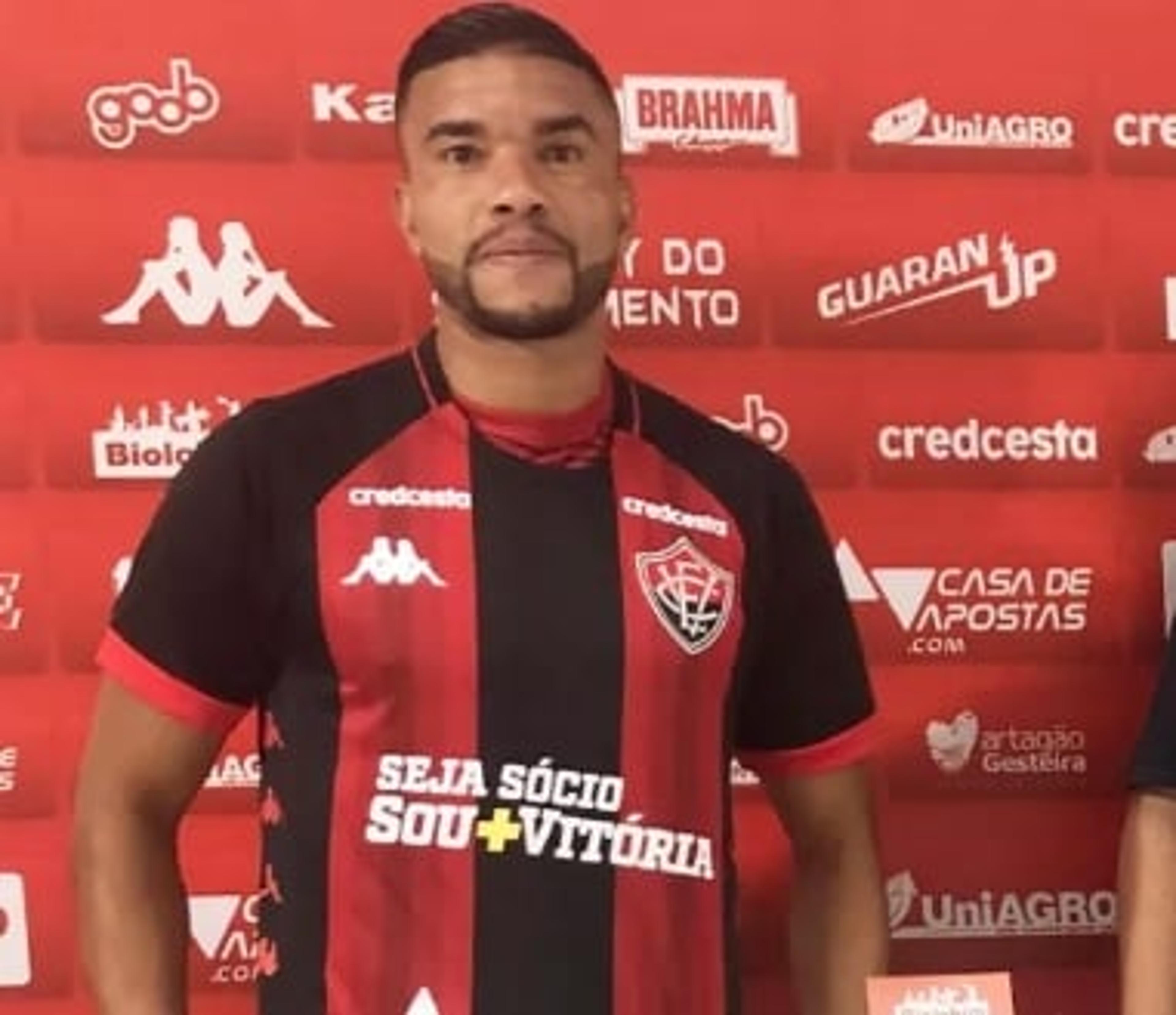 Maurício Ramos é apresentado como novo zagueiro do Vitória