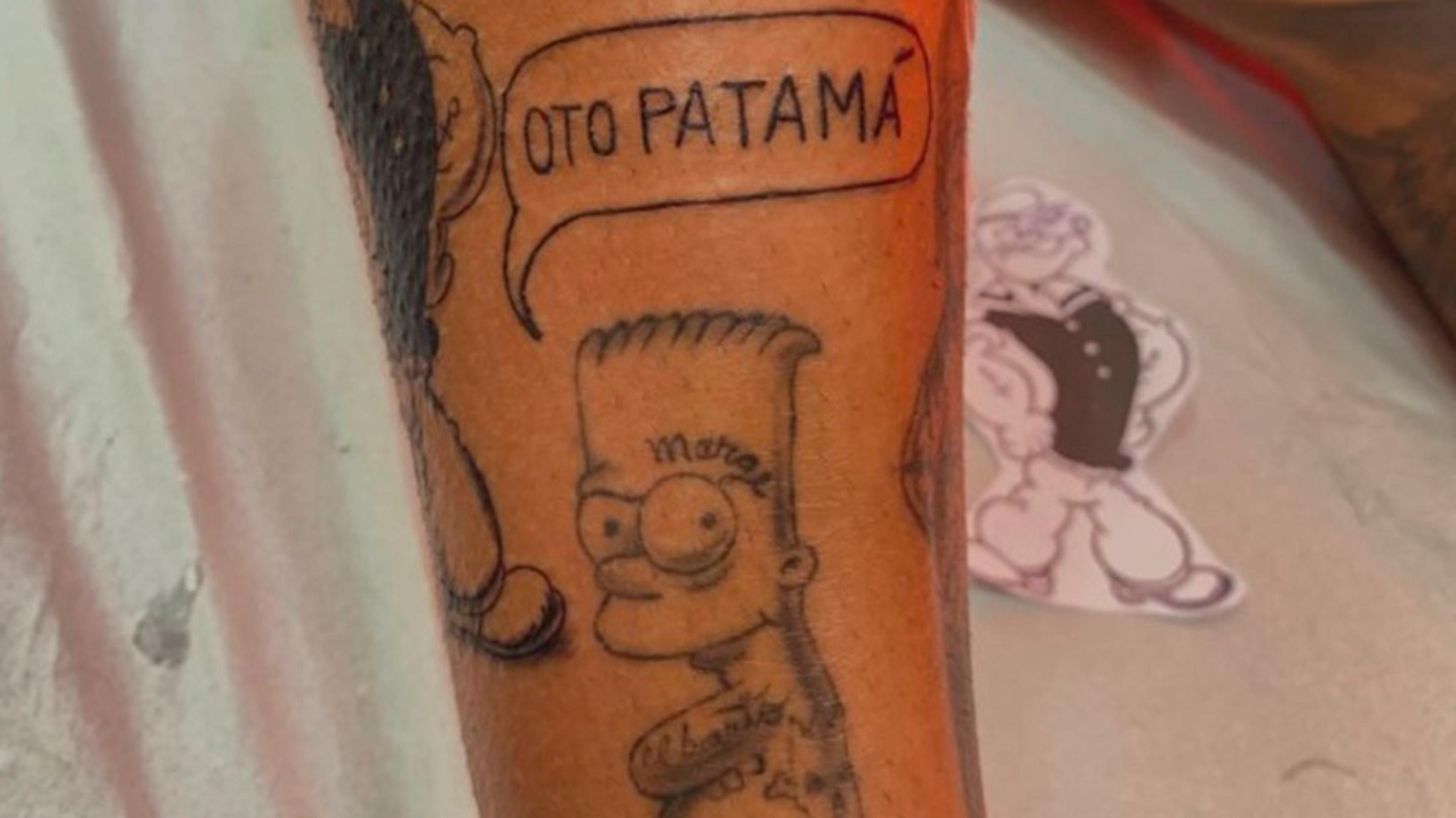 Gabigol inova e faz tatuagem com a frase ‘Oto Patamá’