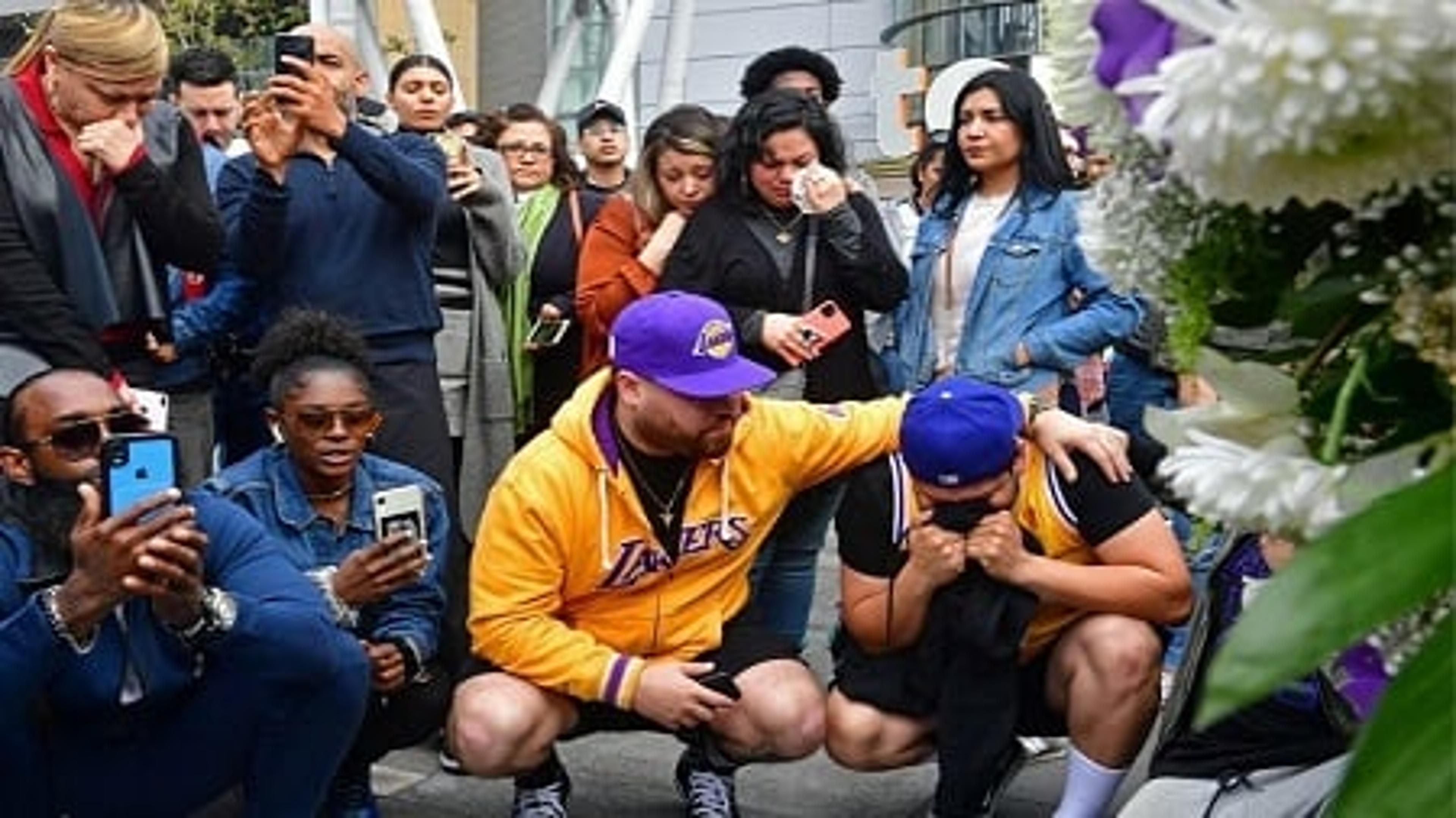 Fãs lotam entorno da arena do Lakers para prestar homenagens a Kobe Bryant