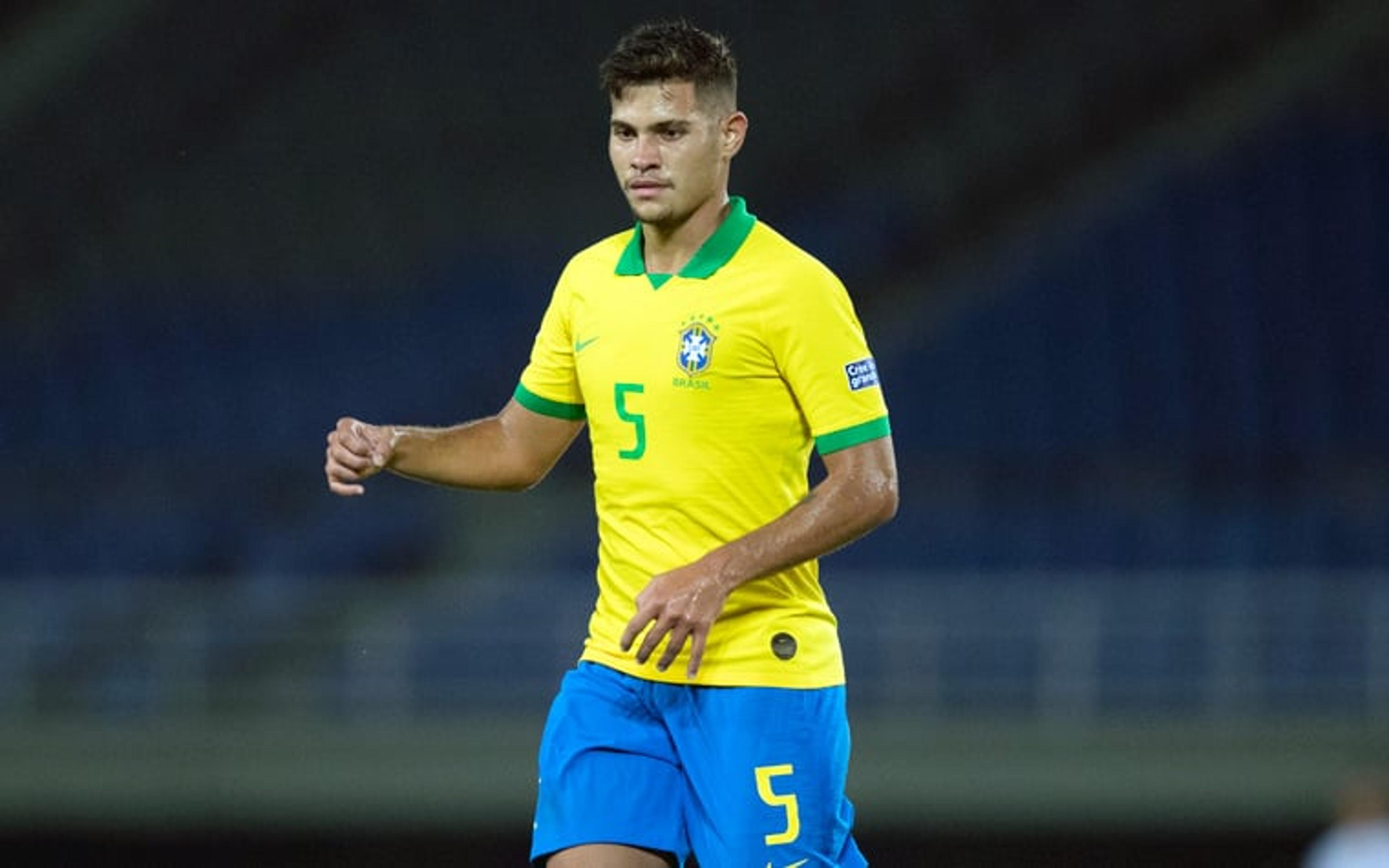 Bruno Guimarães relembra início no futsal do Flamengo: ‘Era capitão e não me convidaram para o campo’