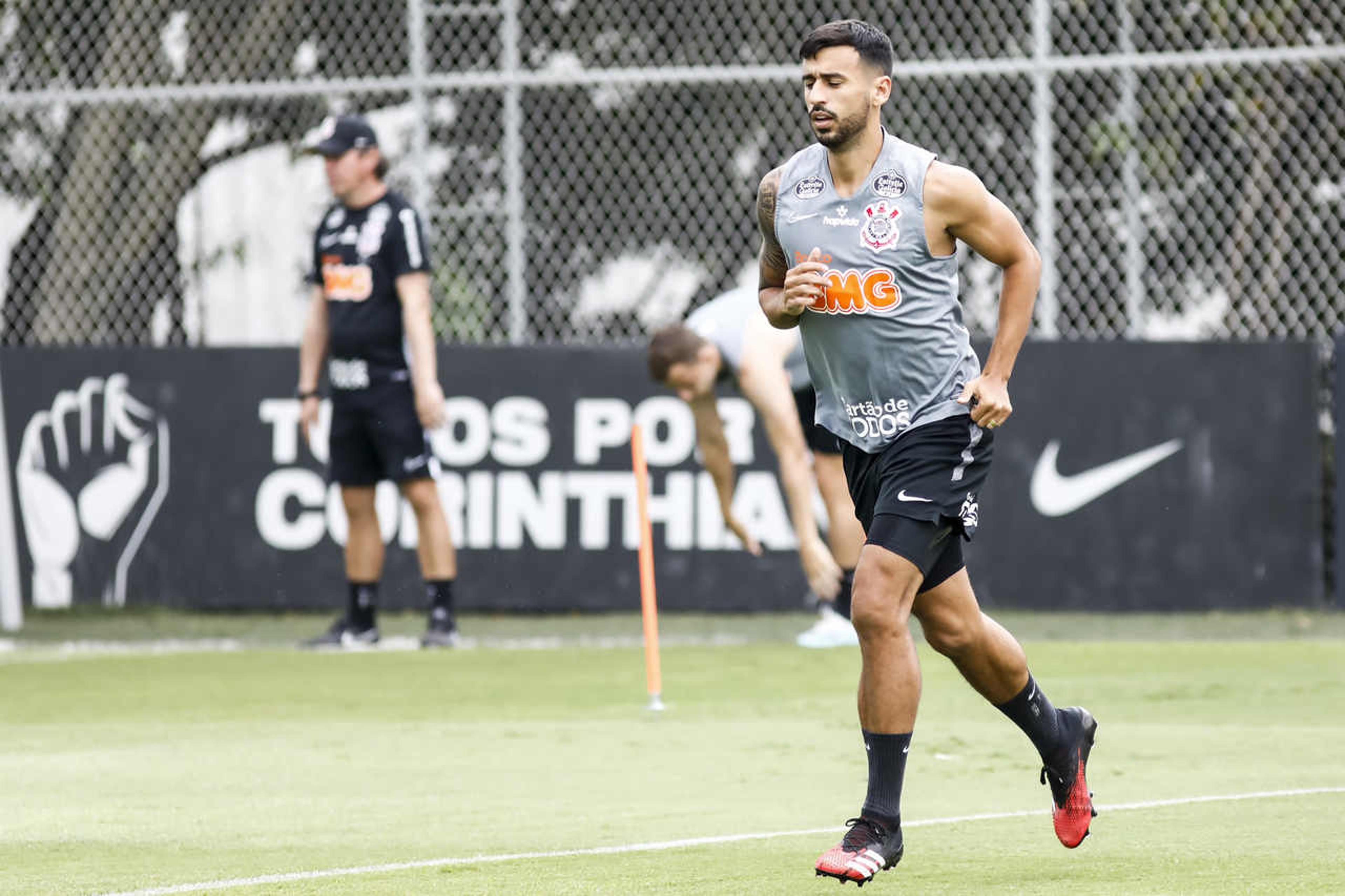 Camacho treina com bola e reforça o Timão na estreia na Libertadores