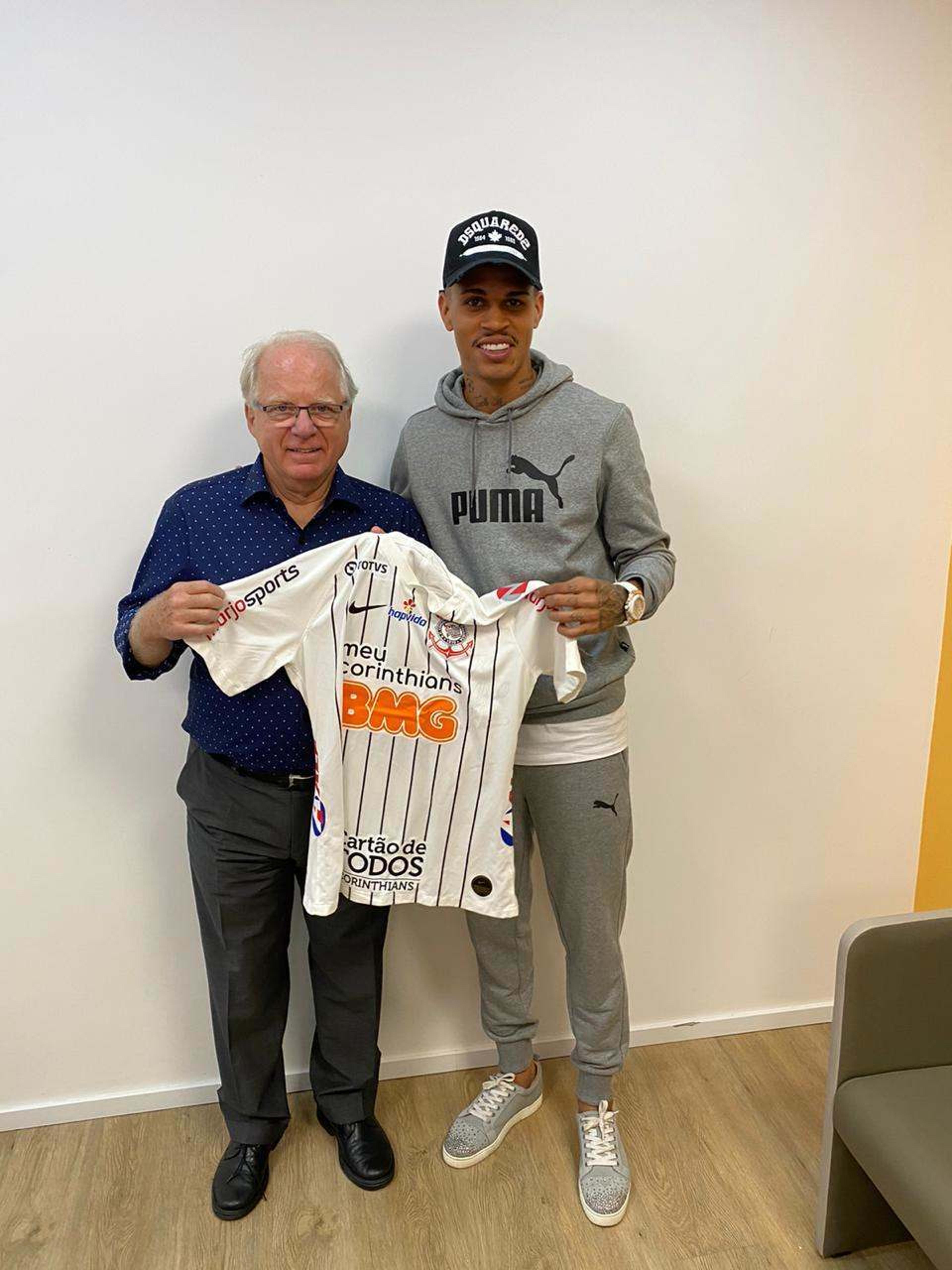 Richard visita sede do GRAAC e doa camisa do Corinthians