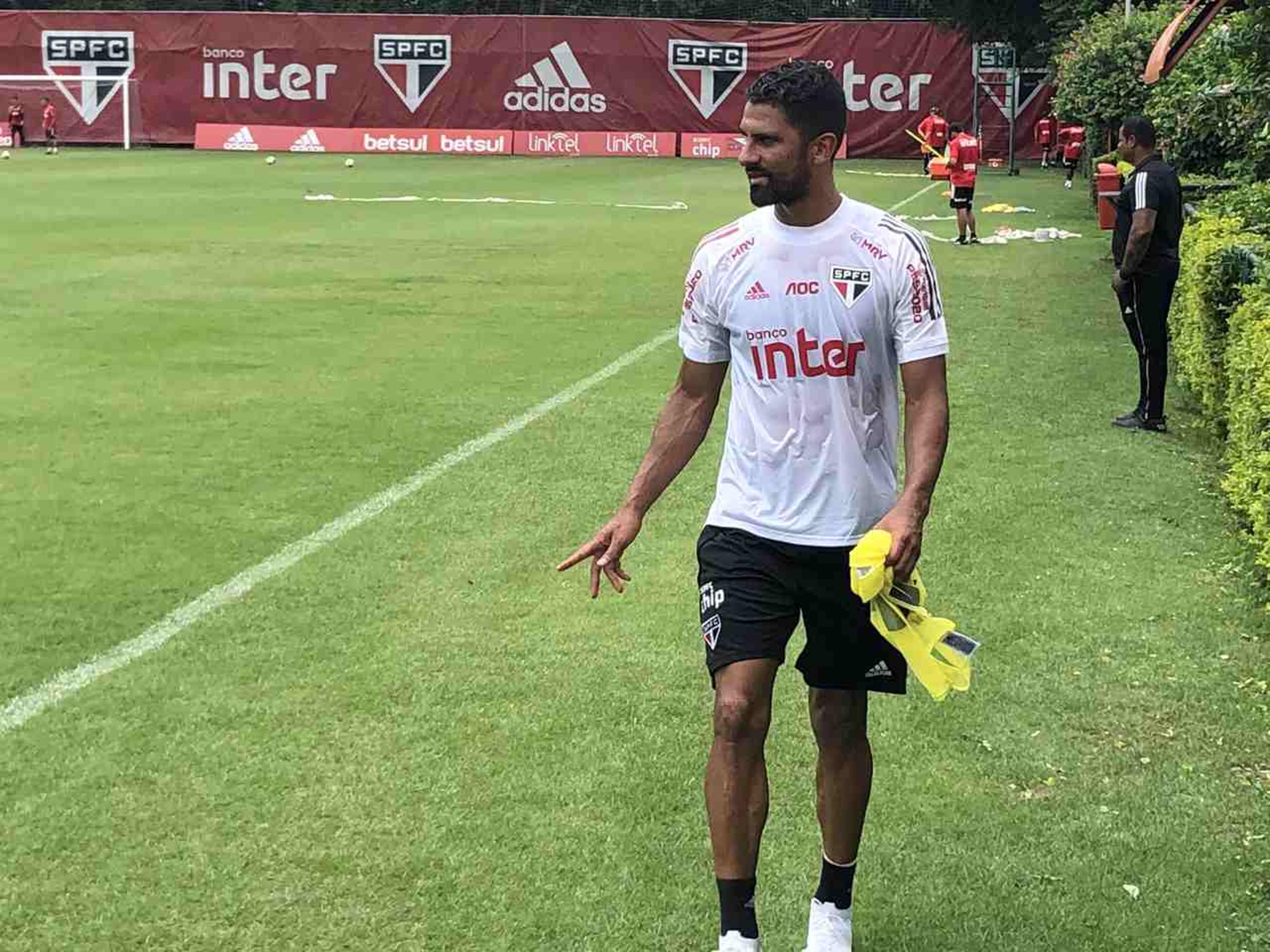 Tréllez volta a ser relacionado e é novidade do São Paulo no Equador