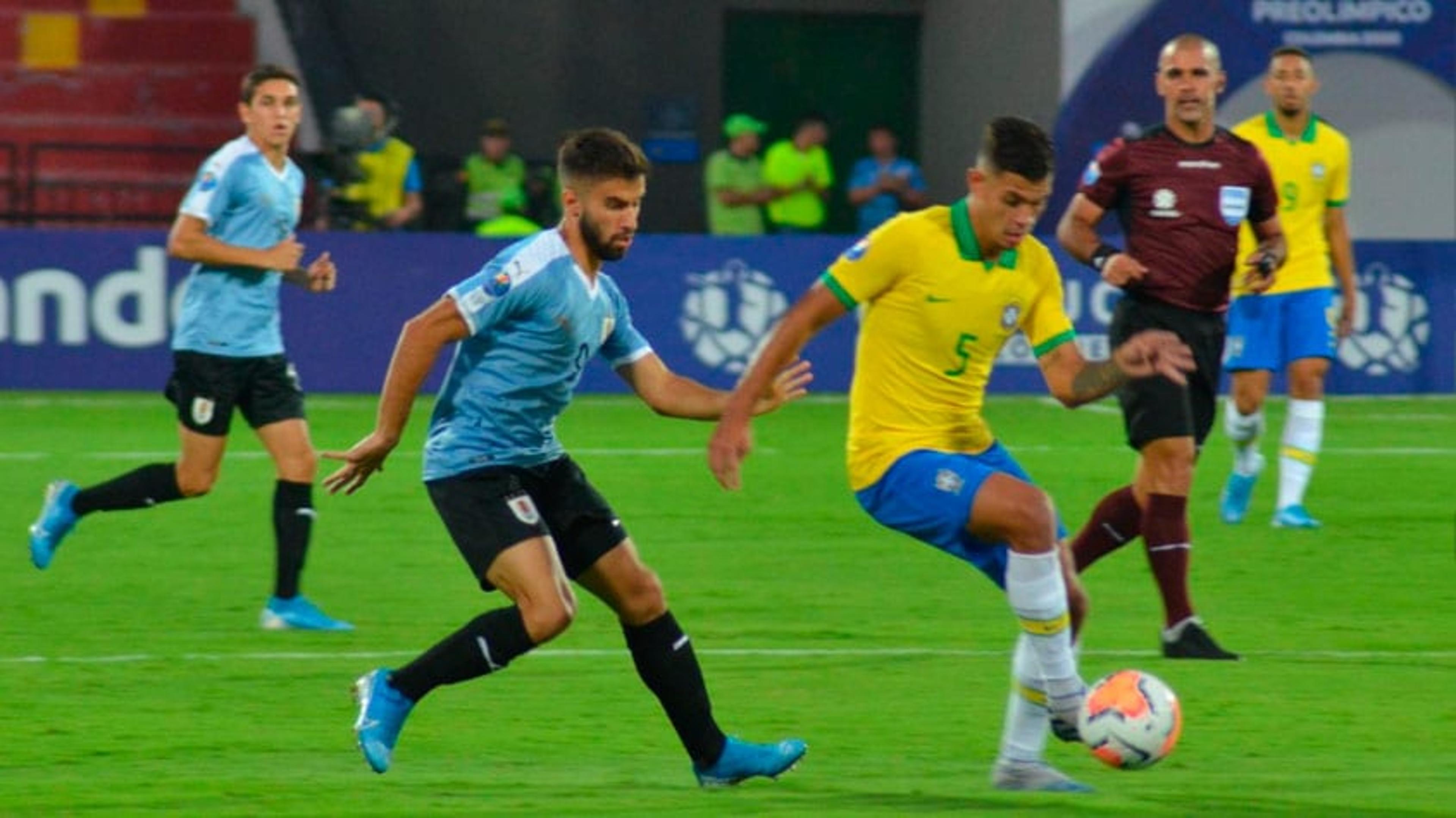 Bugou? Goleiro do Uruguai comete frango histórico contra o Brasil no Pré-Olímpico