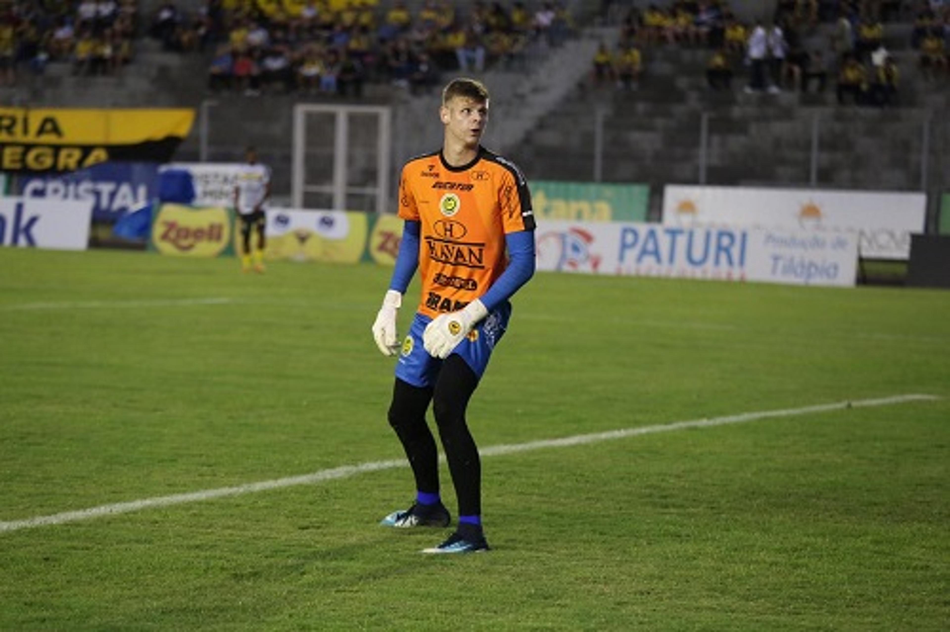 Goleiro menos vazado do Paranaense, Raul projeta título do Cascavel