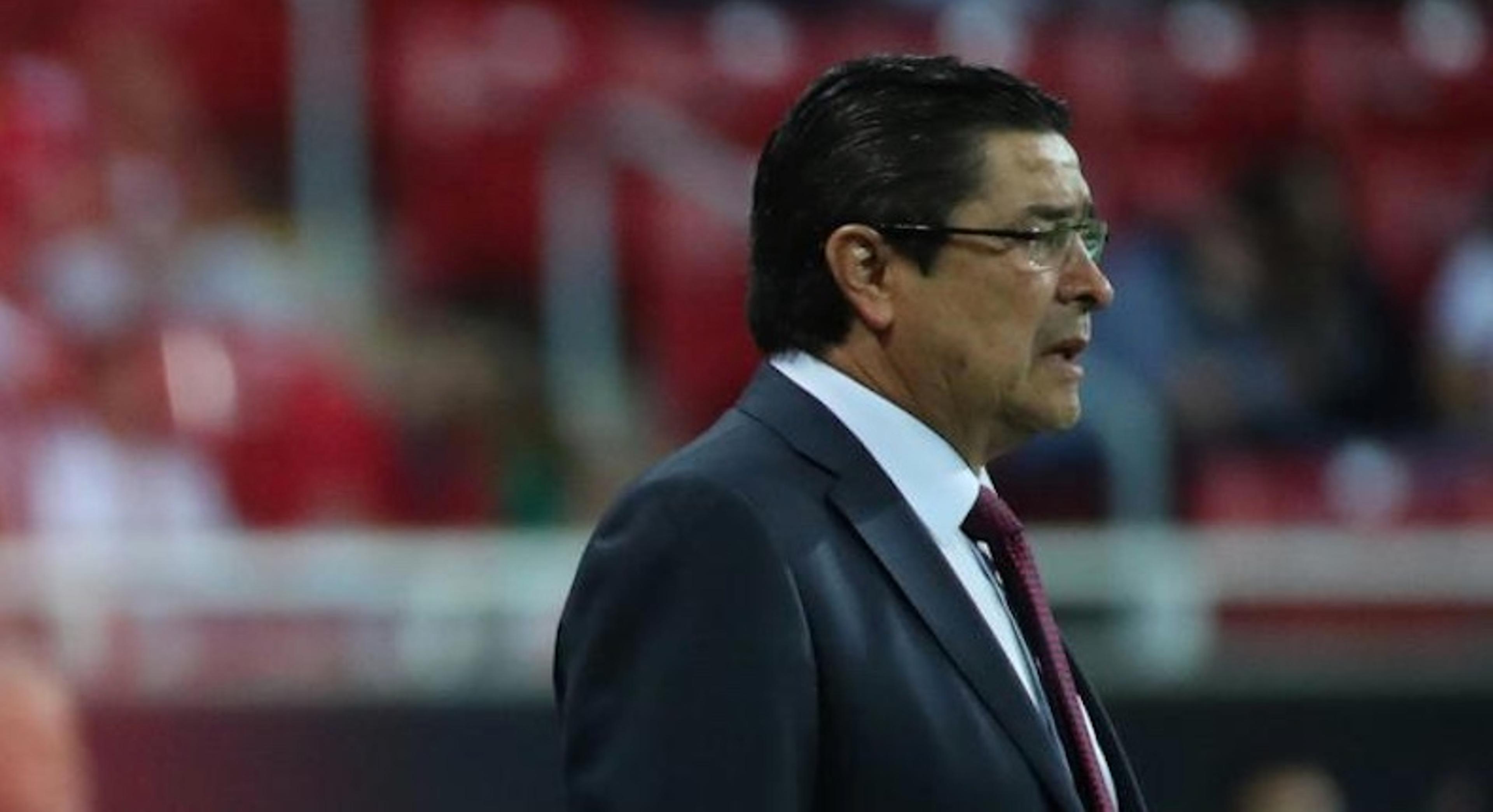 Técnico do Chivas estaria à beira da demissão, afirma comentarista