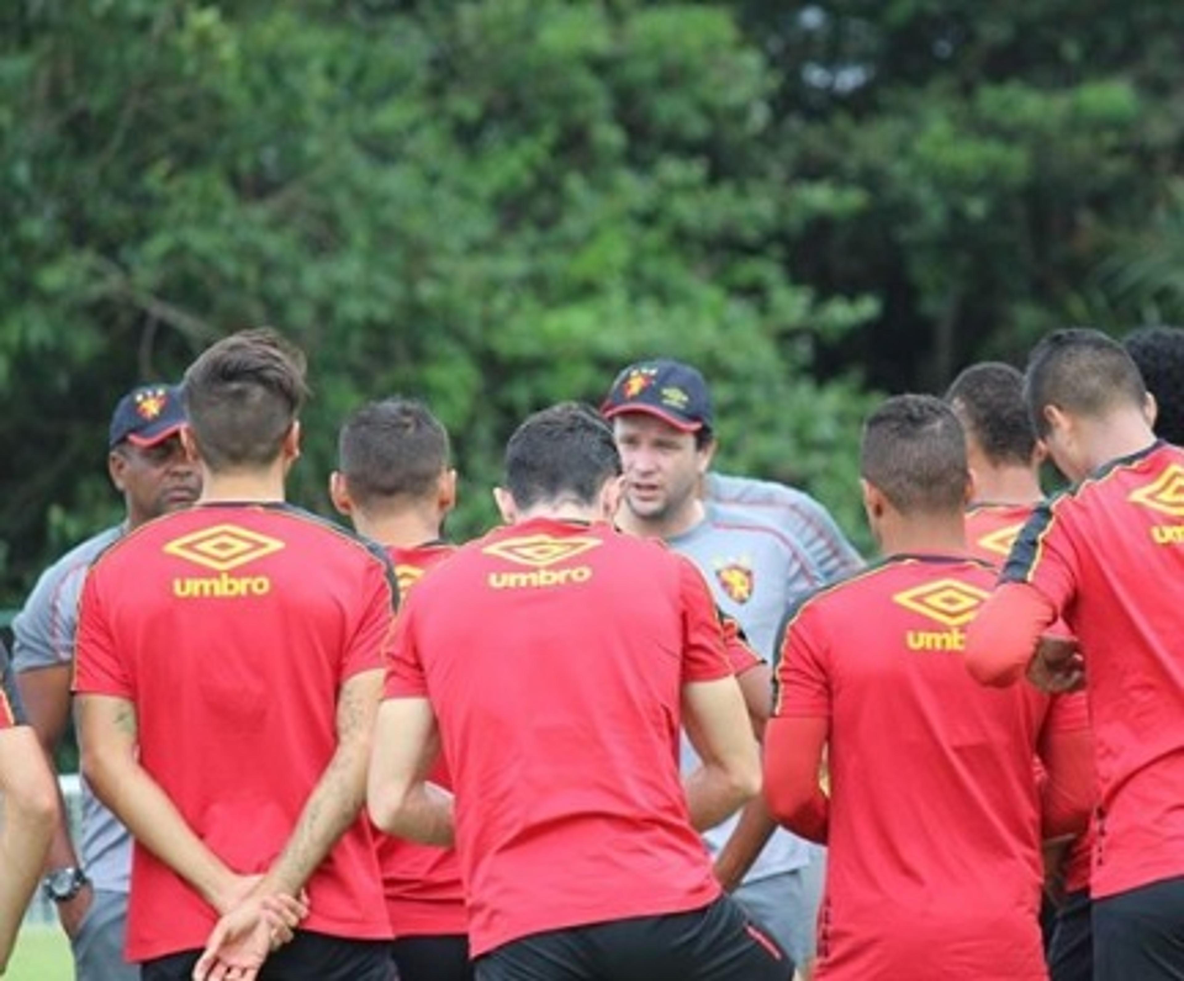 Entre calendário apertado e ‘enxugar’ elenco, Sport analisa montagem do plantel