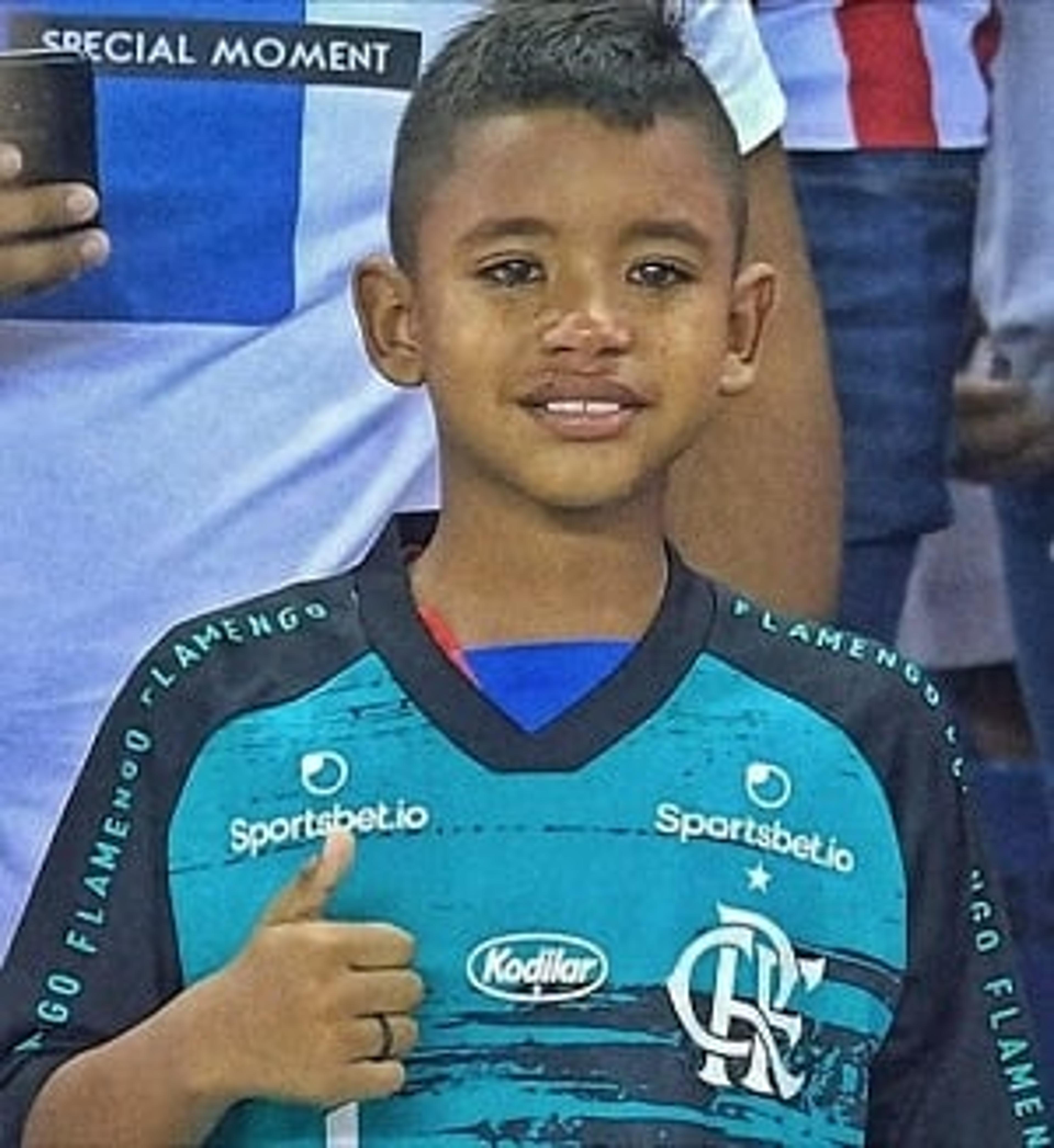 Torcedor mirim do Junior Barranquilla recebe camisa de Gabigol e chora de emoção