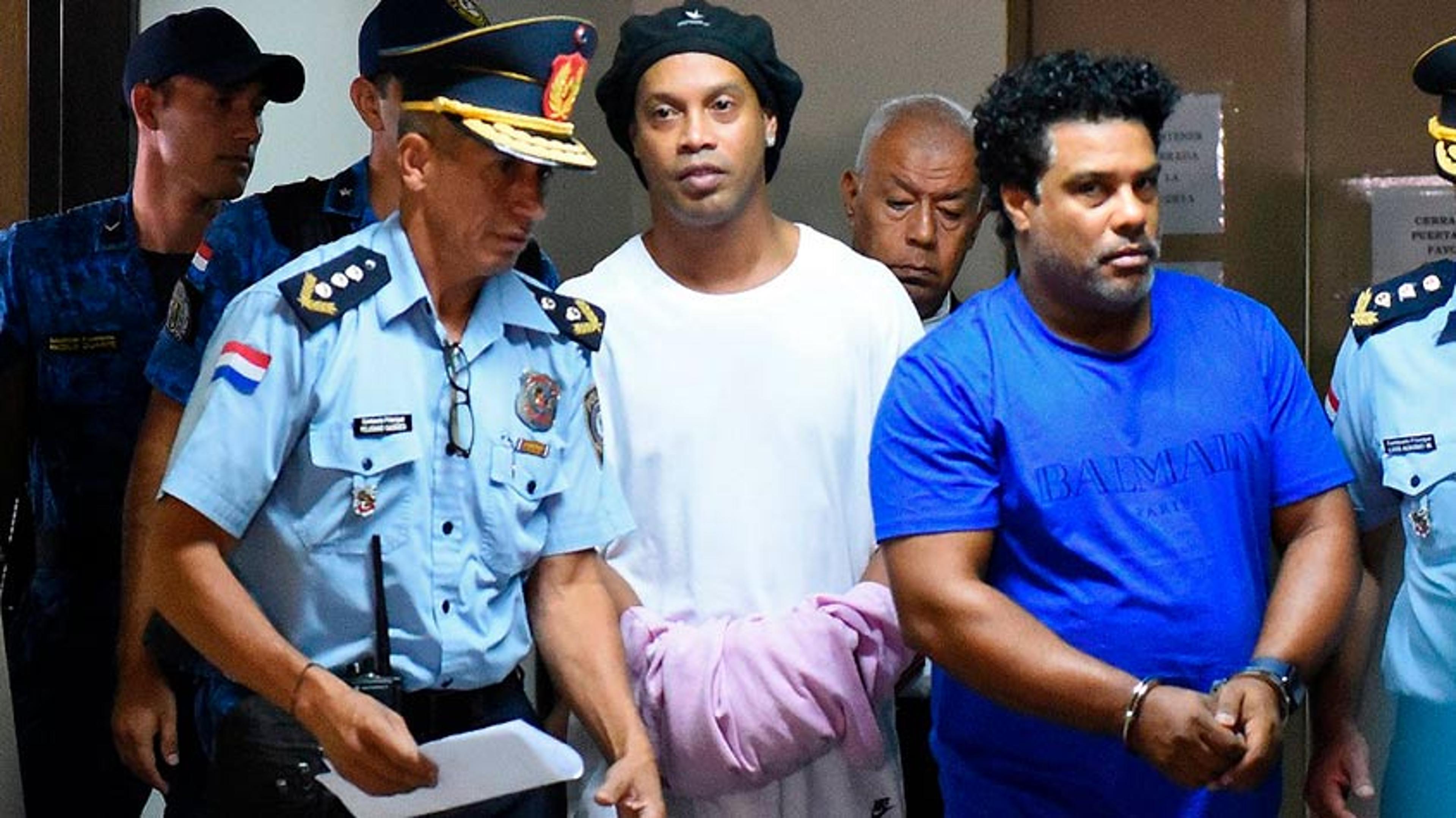 Ronaldinho, Assis e demais detentos são submetidos a exames de prevenção ao coronavírus