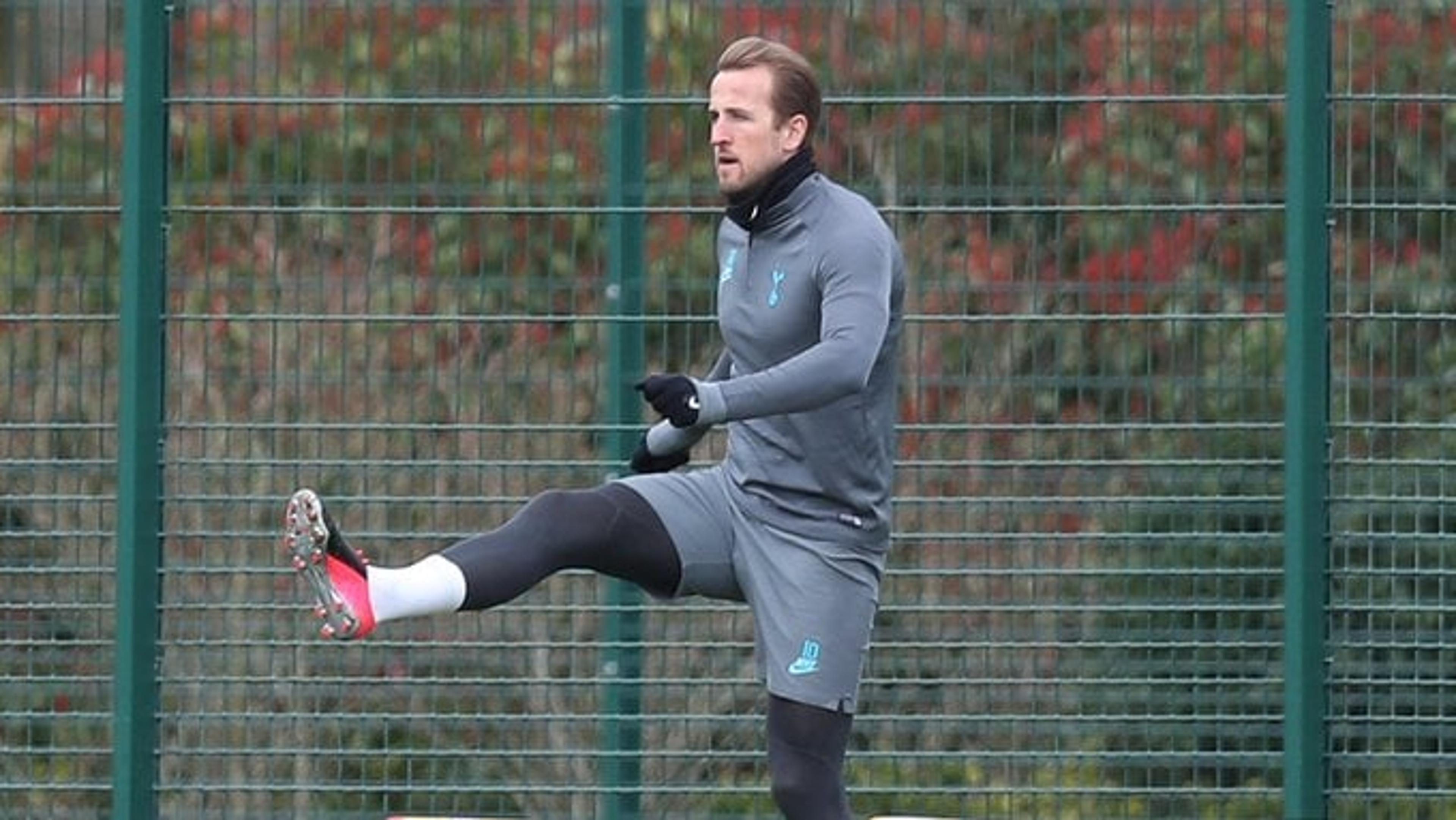 Harry Kane volta a treinar com o Tottenham dias antes de duelo contra o Manchester City