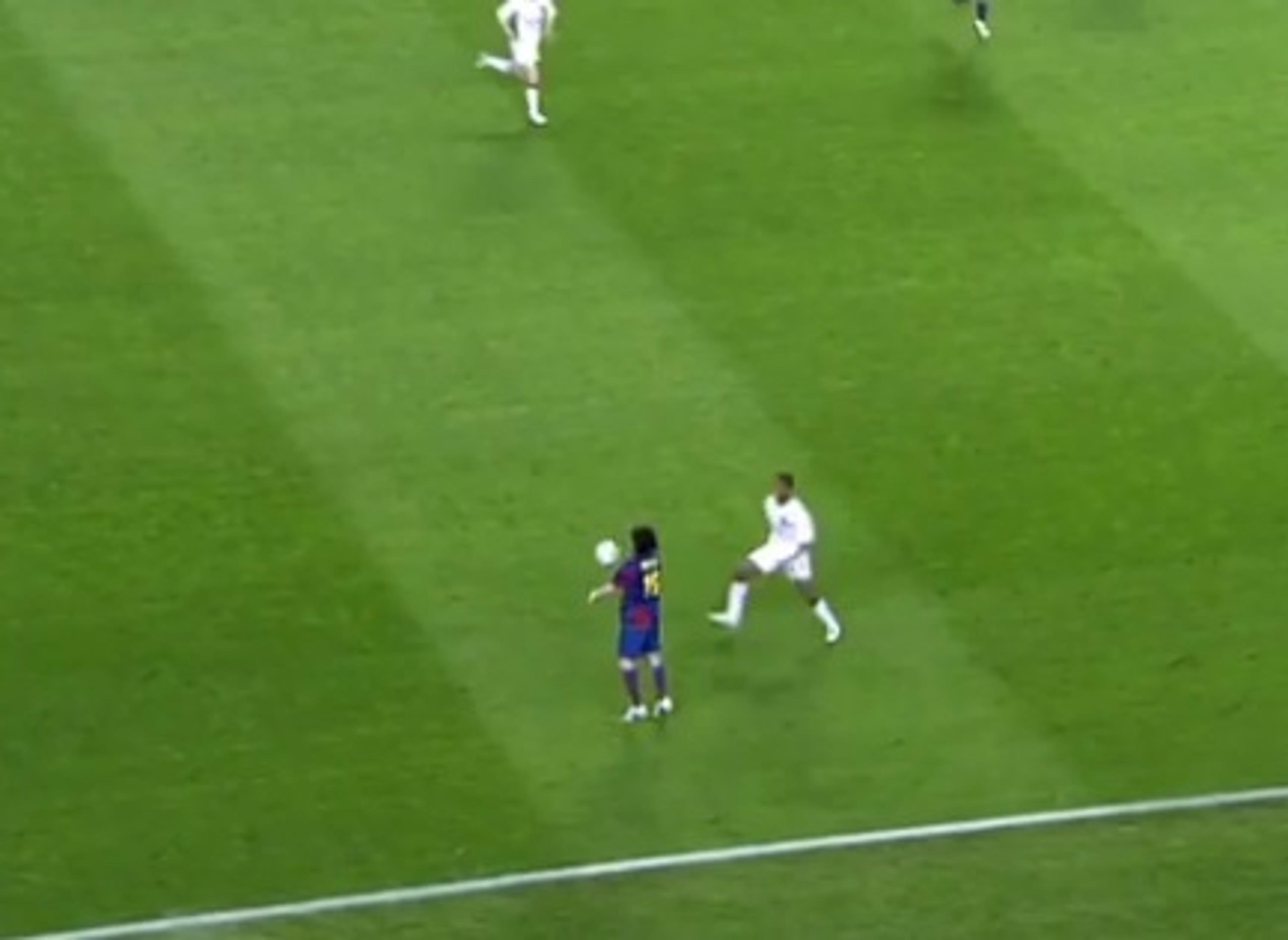 UEFA relembra drible antológico de Messi em Evra; Assista