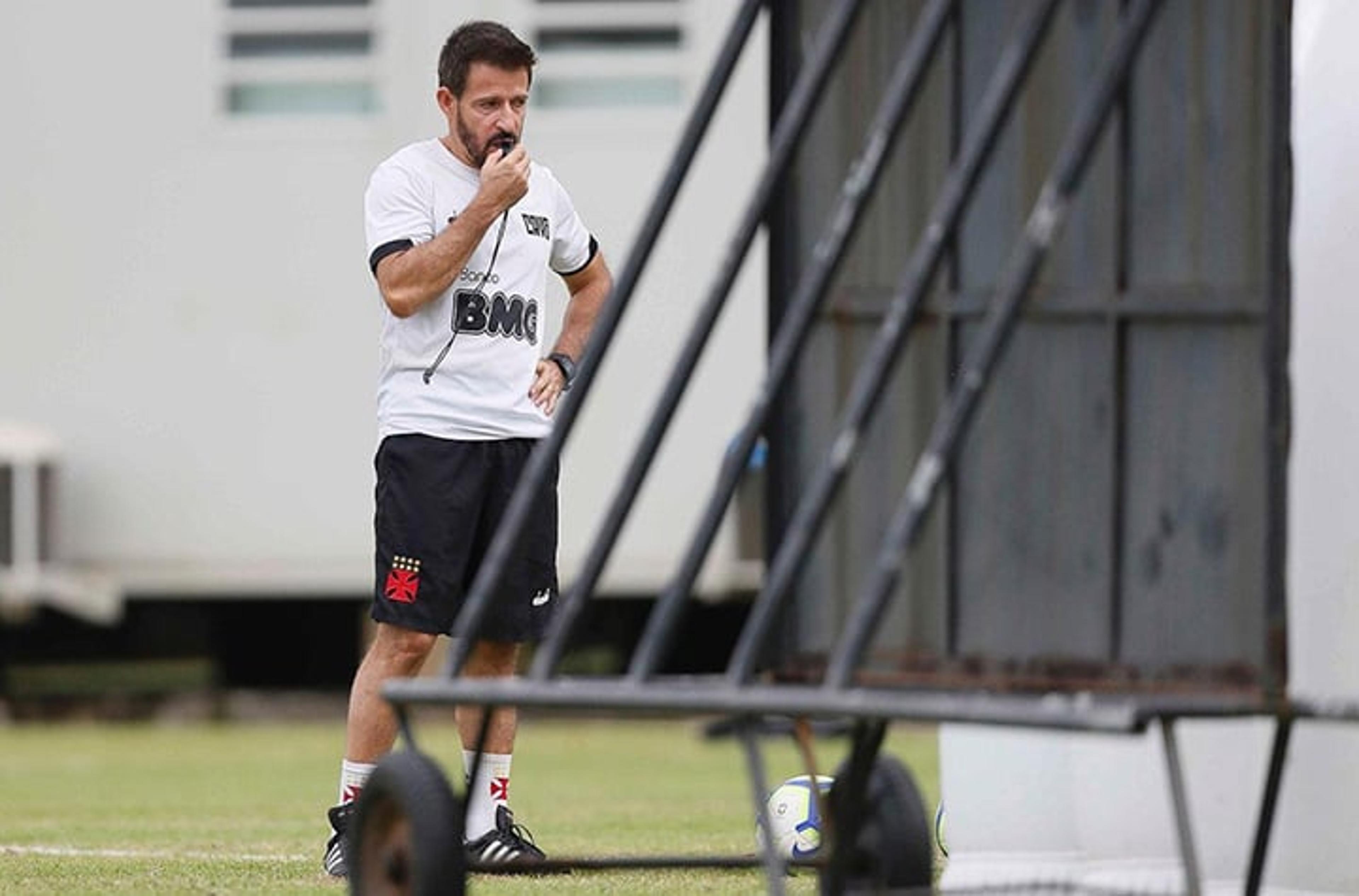 Ramon se desdobra para encontrar o estilo ideal do Vasco