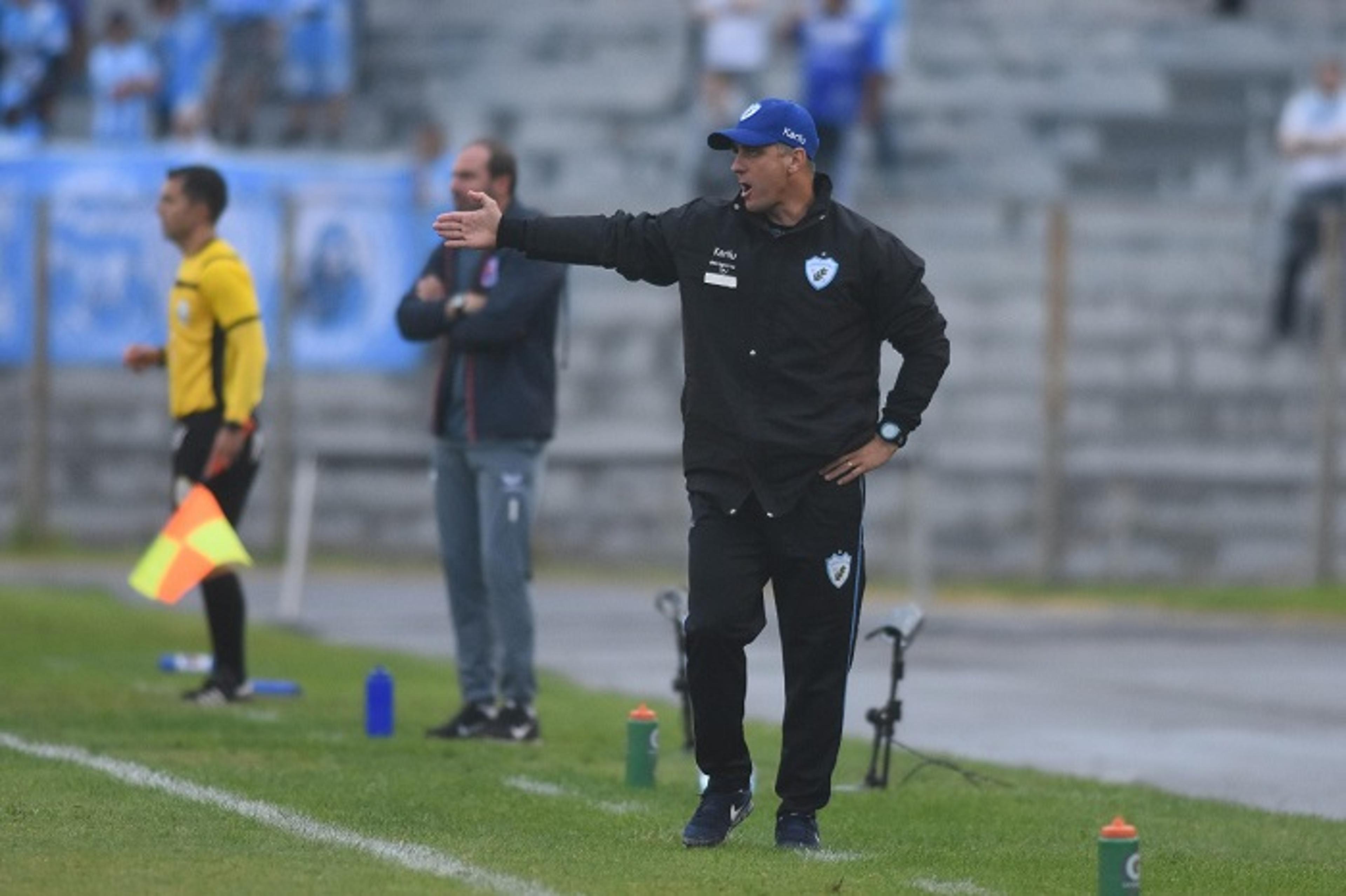 Em quarentena, técnico do Londrina revê jogos do clube no Paranaense e finais das Copas do Mundo