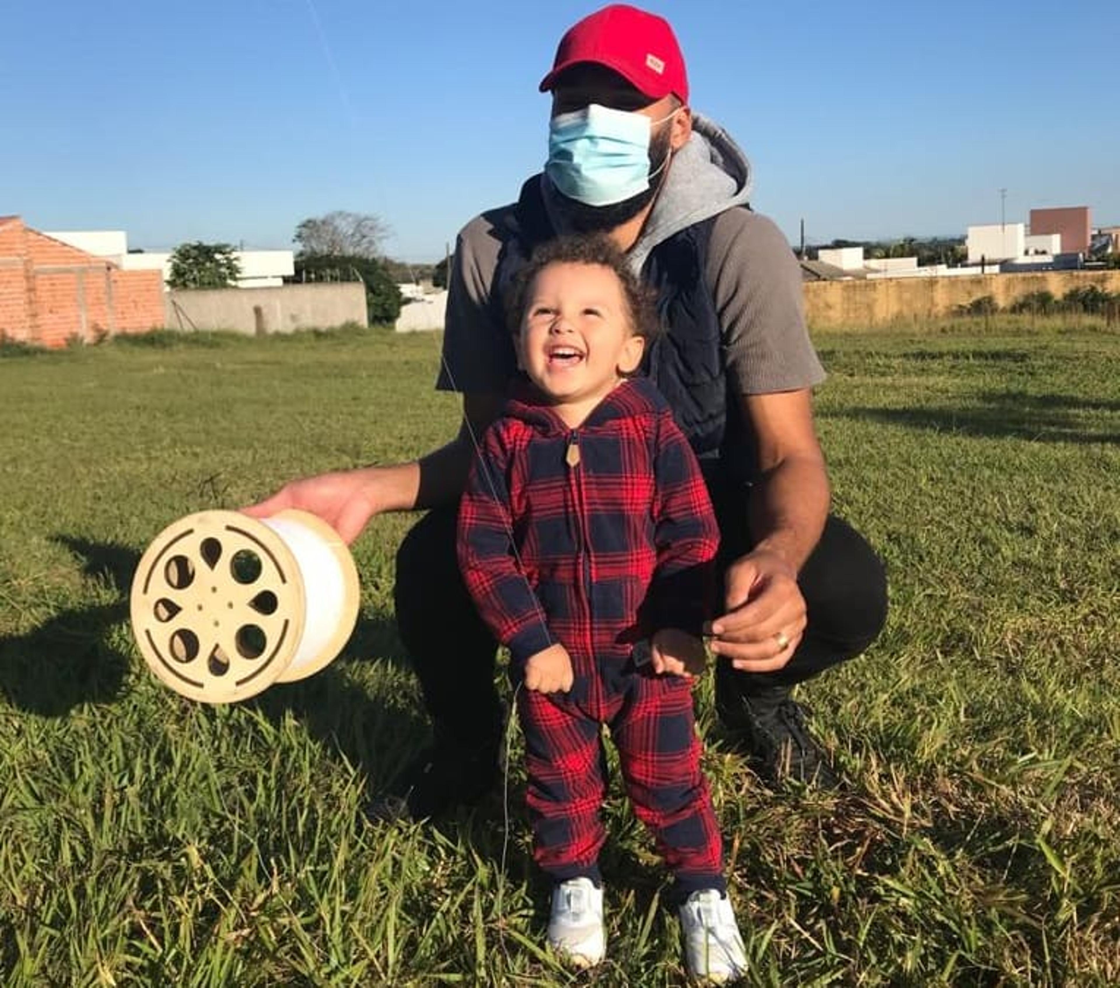 Entre treinos físicos, Lucas Costa ensina filho de um ano a empinar pipa