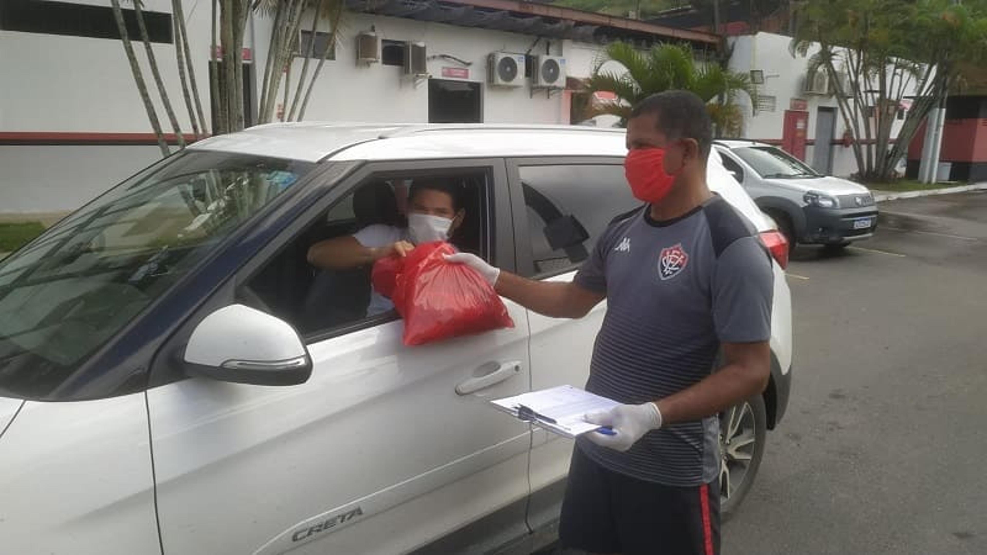 Atletas do Vitória vão a CT para receberem kits de treinos virtuais