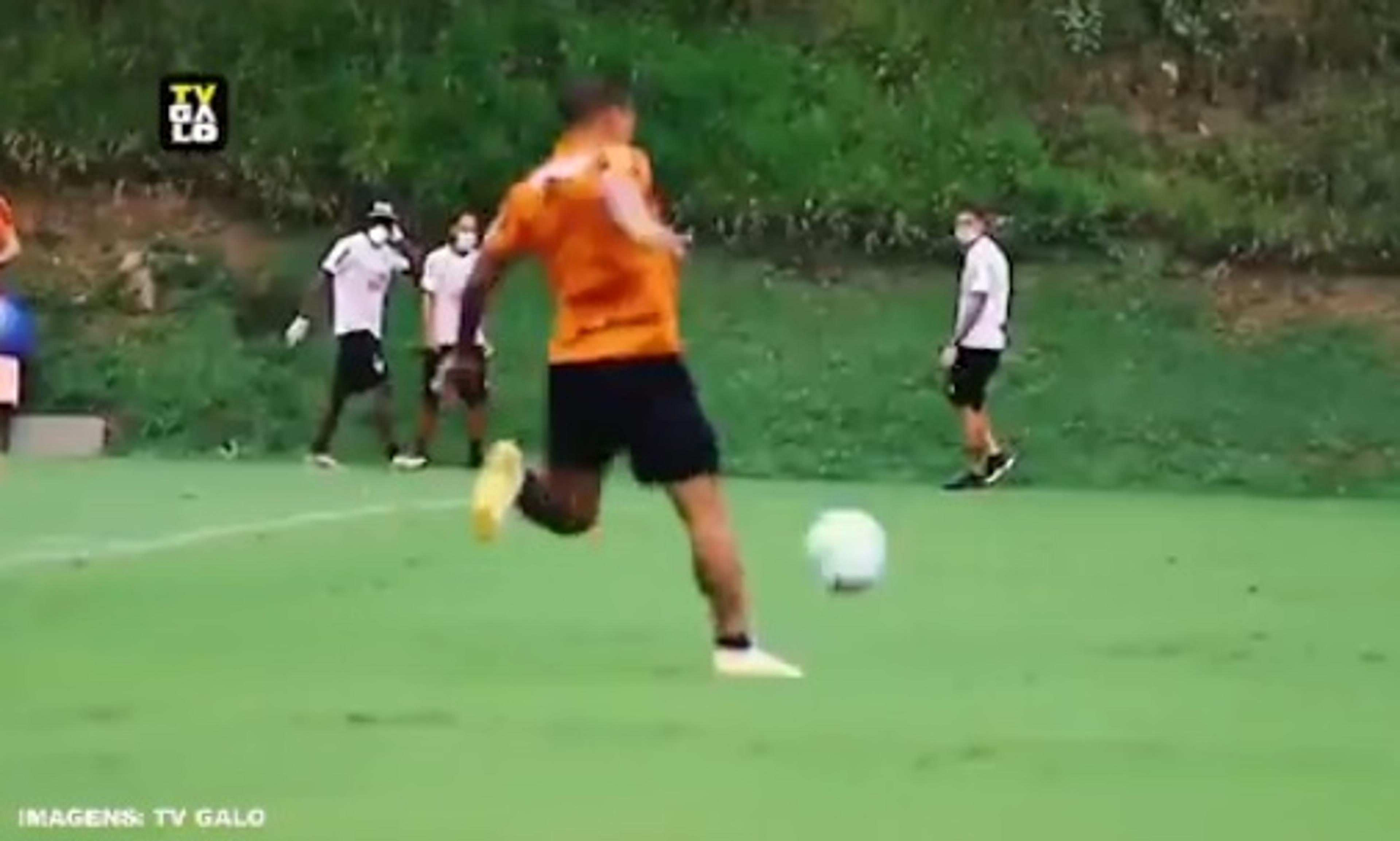 VÍDEO: Categoria! Otero tira onda com golaço em treino Atlético-MG